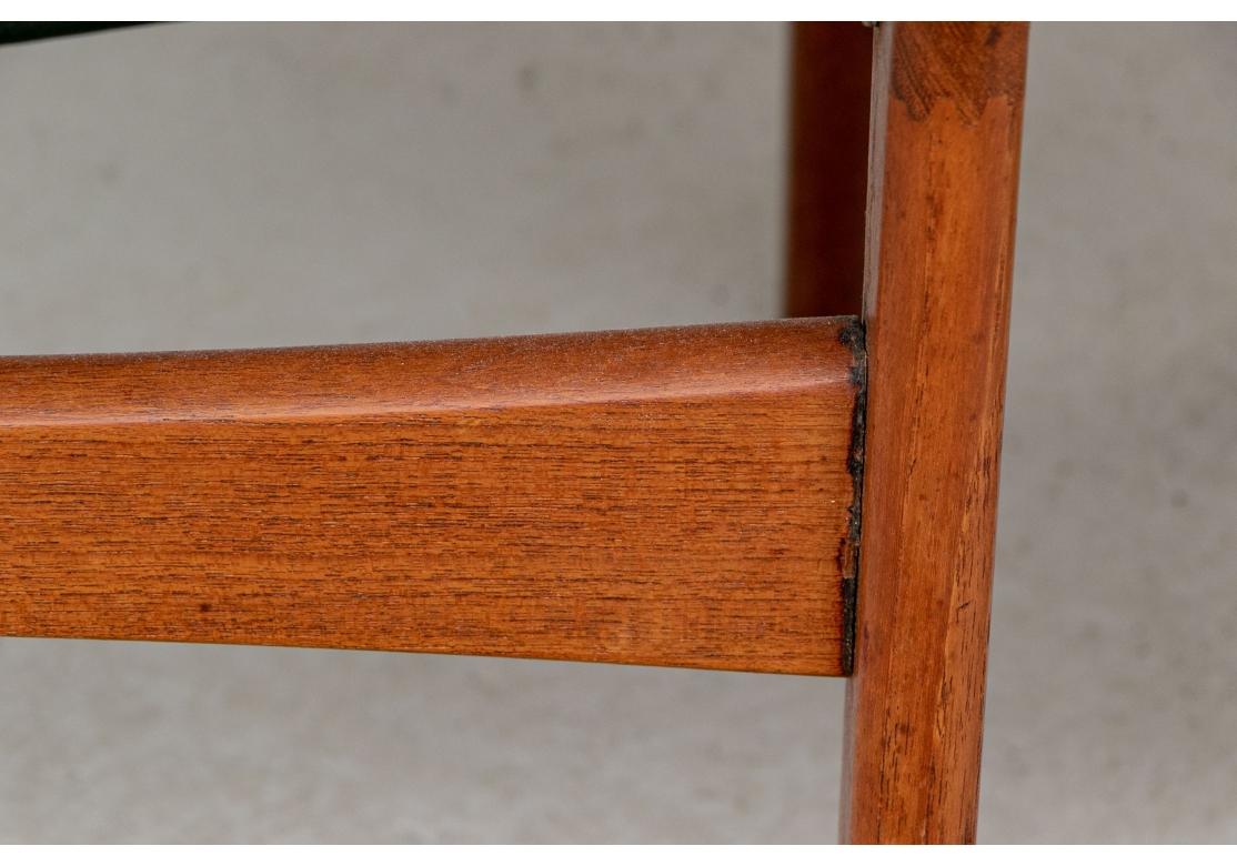 Mid-Century Modern Ensemble de quatre chaises de salle à manger danoises en teck et similicuir modernes du milieu du siècle dernier en vente