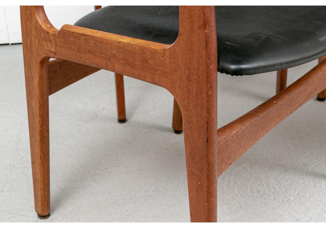 Ensemble de quatre chaises de salle à manger danoises en teck et similicuir modernes du milieu du siècle dernier État moyen - En vente à Bridgeport, CT