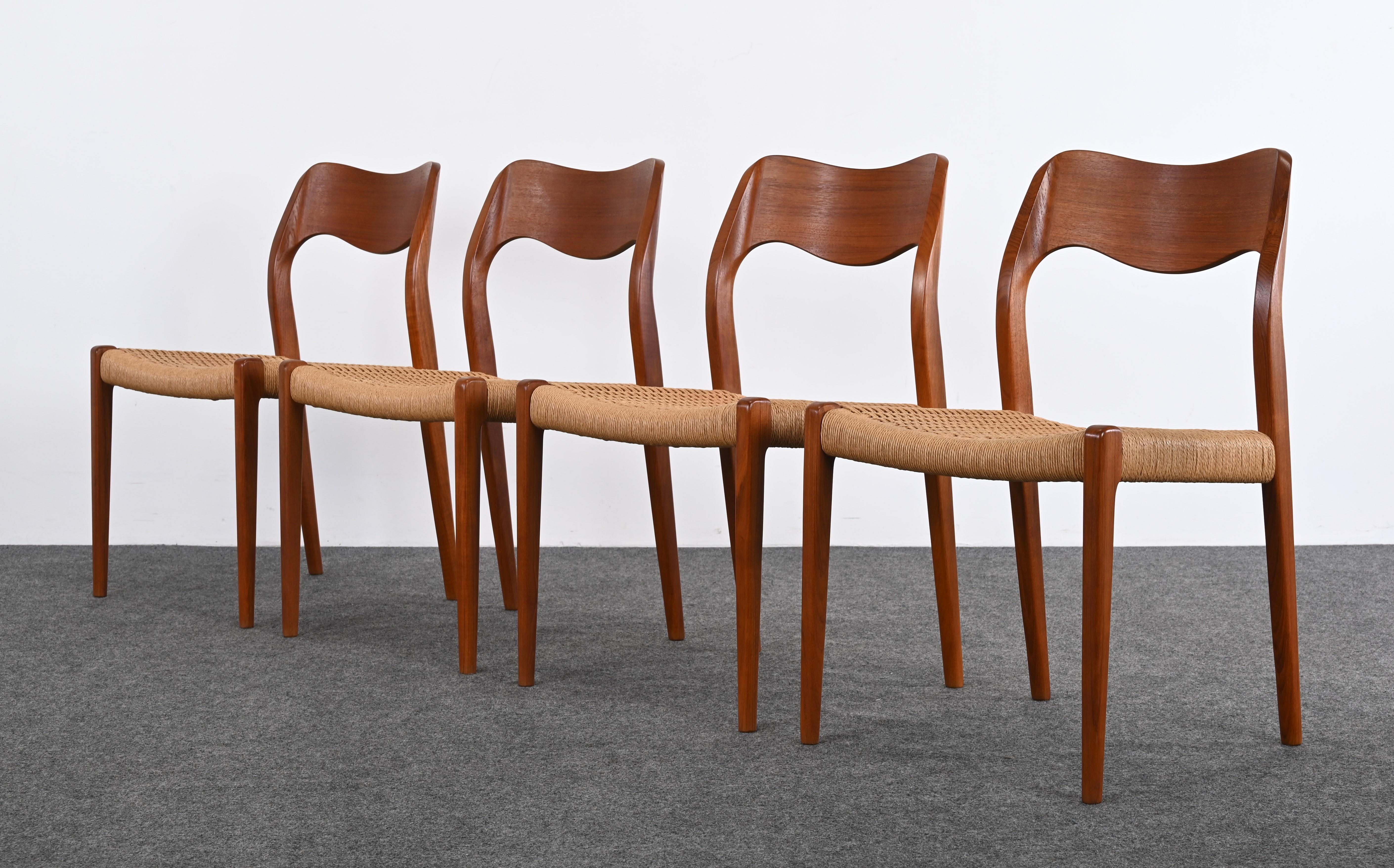 Precioso juego de cuatro sillas de comedor de teca modelo 71 diseñadas por Niels Otto Moller para J.L. Mollers Mobelfabrik, hacia la década de 1960. Este juego de cuatro sillas funcionaría bien con una mesa de comedor más pequeña o, si necesitas
