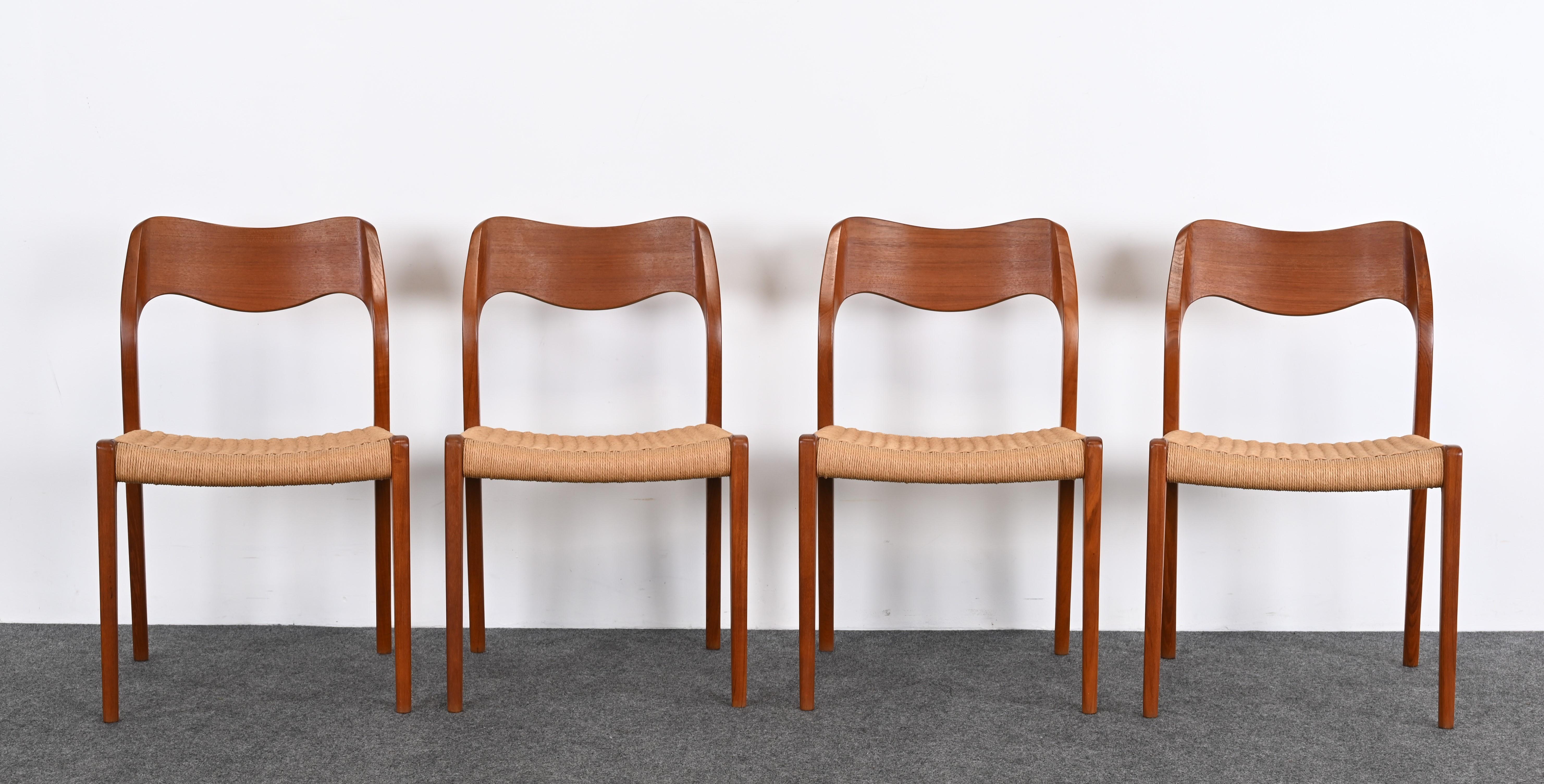 Tissage Ensemble de quatre chaises de salle à manger danoises modernes modèle 71 pour Niels Otto Moller, années 1960