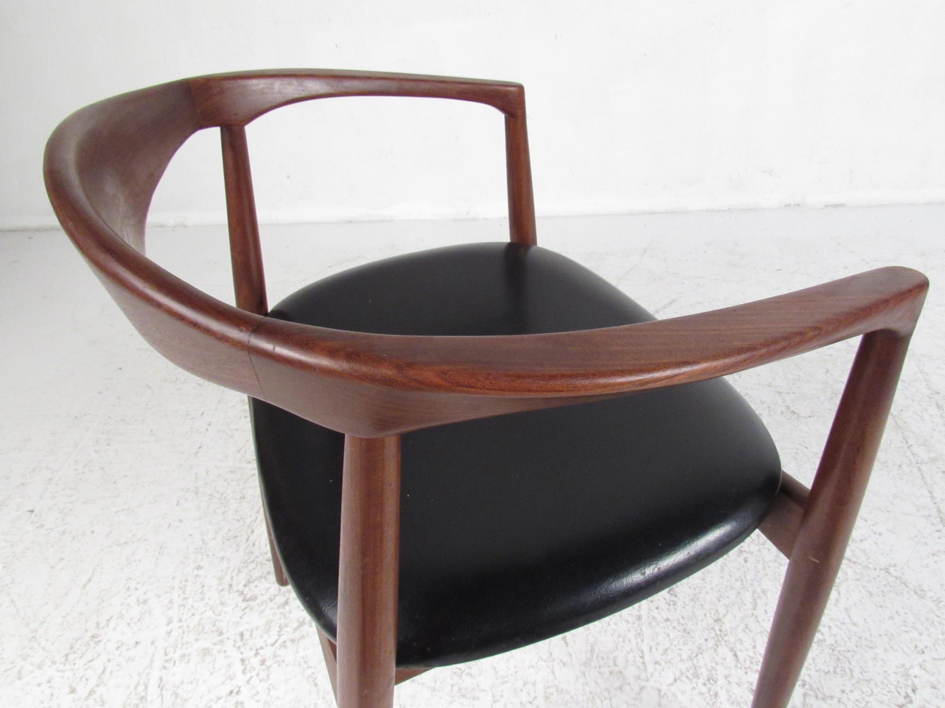 Mid-Century Modern Set of Four Danish Modern Dining Chairs For Sale