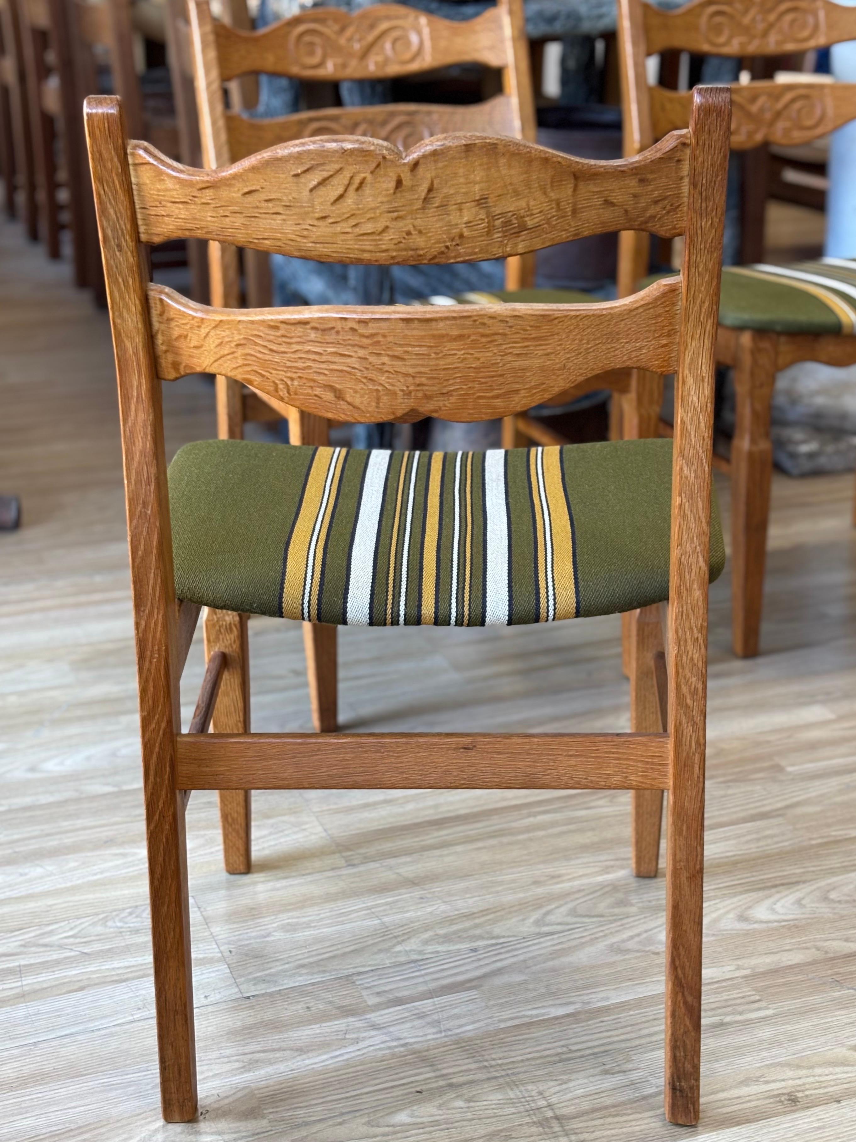 Brutalismo Set di quattro sedie da pranzo moderne danesi Henning Kjærnulf Oak in vendita
