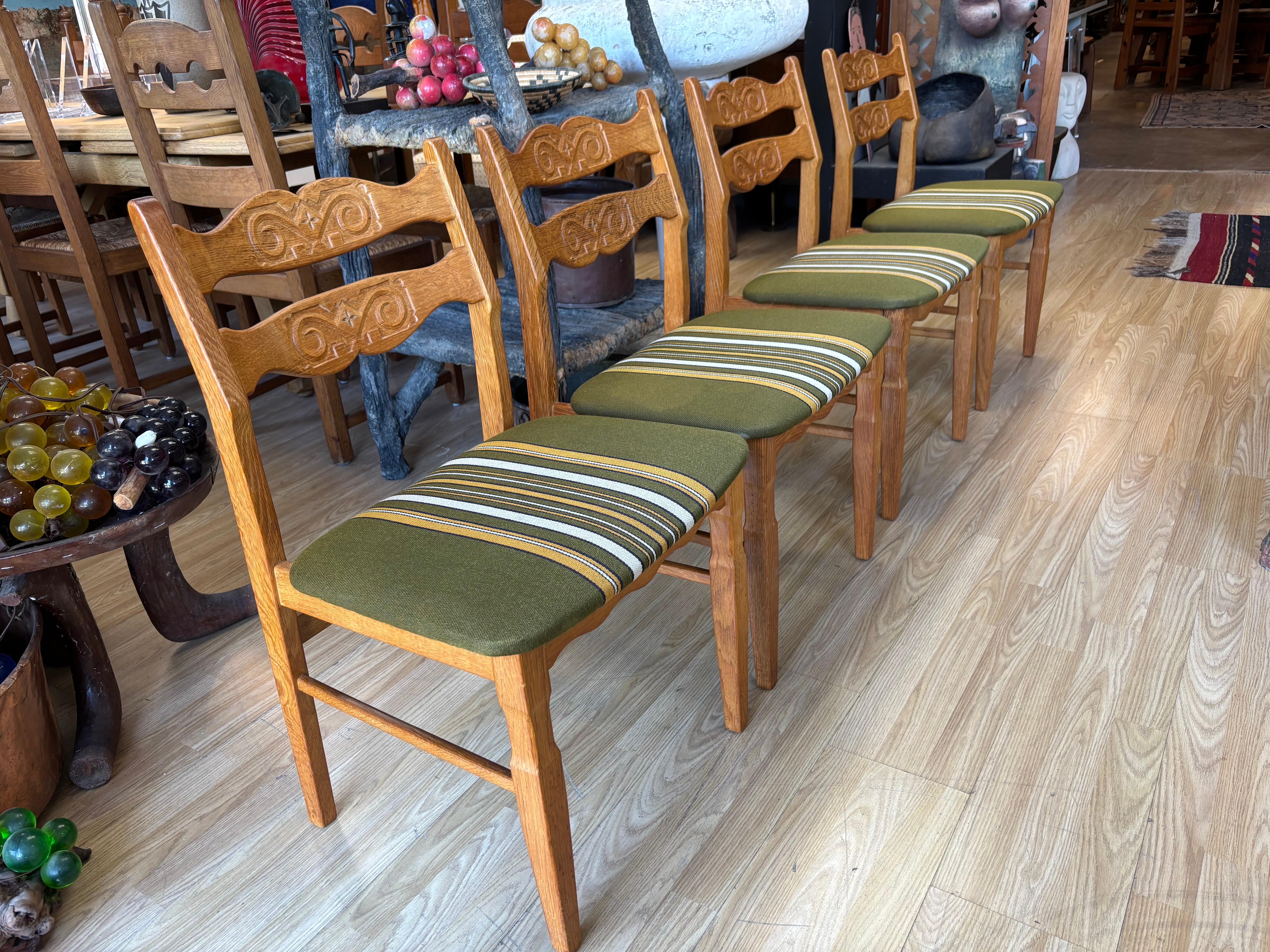 Set di quattro sedie da pranzo moderne danesi Henning Kjærnulf Oak In condizioni buone in vendita a San Antonio, TX