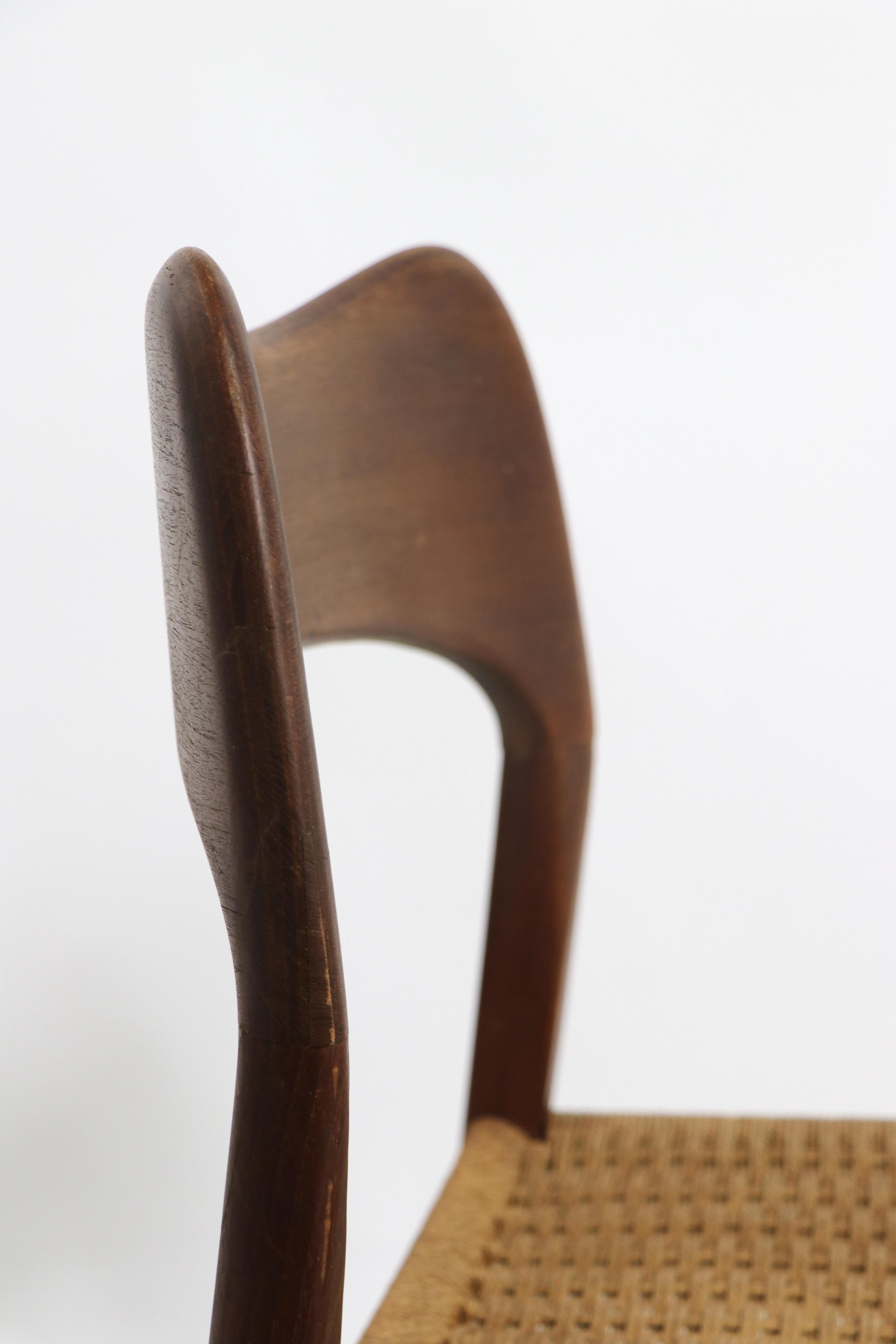 Ensemble de quatre chaises de salle à manger conçues par Arne Hovmand Olsen pour Mogens Kold, vers les années 1960. Les chaises sont proposées en l'état, elles ont toutes besoin d'être restaurées, certaines ont besoin d'être recollées ou que les