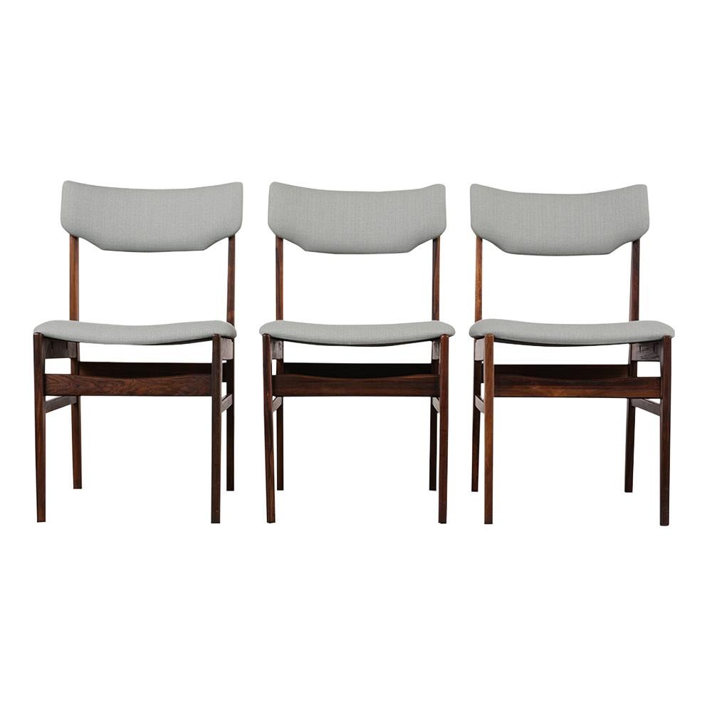 Cet ensemble de quatre chaises de salle à manger danoises des années 1960:: de style moderne du milieu du siècle:: a été récemment restauré. Il est fabriqué en bois de rose et présente une finition laquée satinée. Les chaises sont dotées d'un