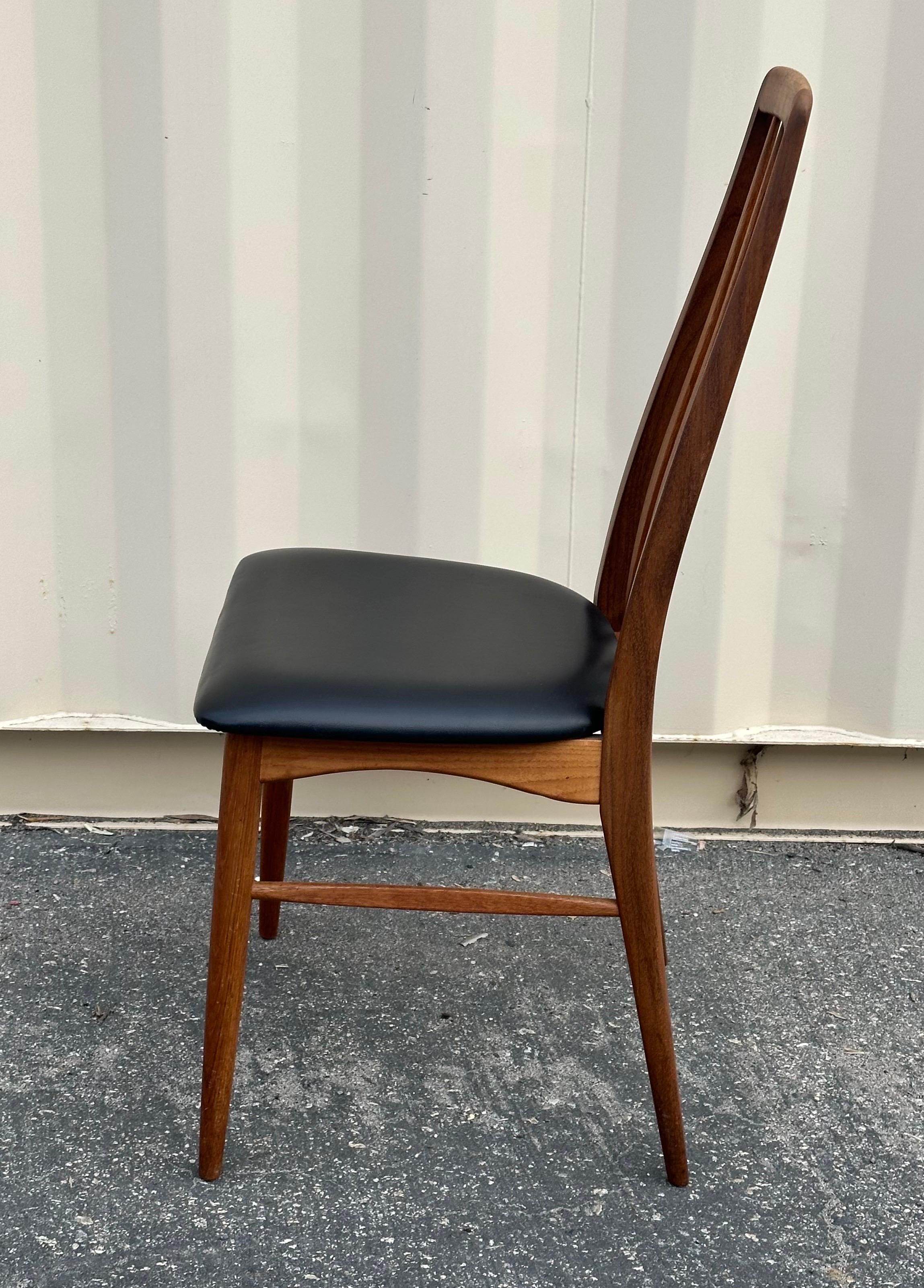 Satz von vier modernen dänischen Esszimmerstühlen „Eva“ aus massivem Teakholz von Niels Koefoed im Angebot 4