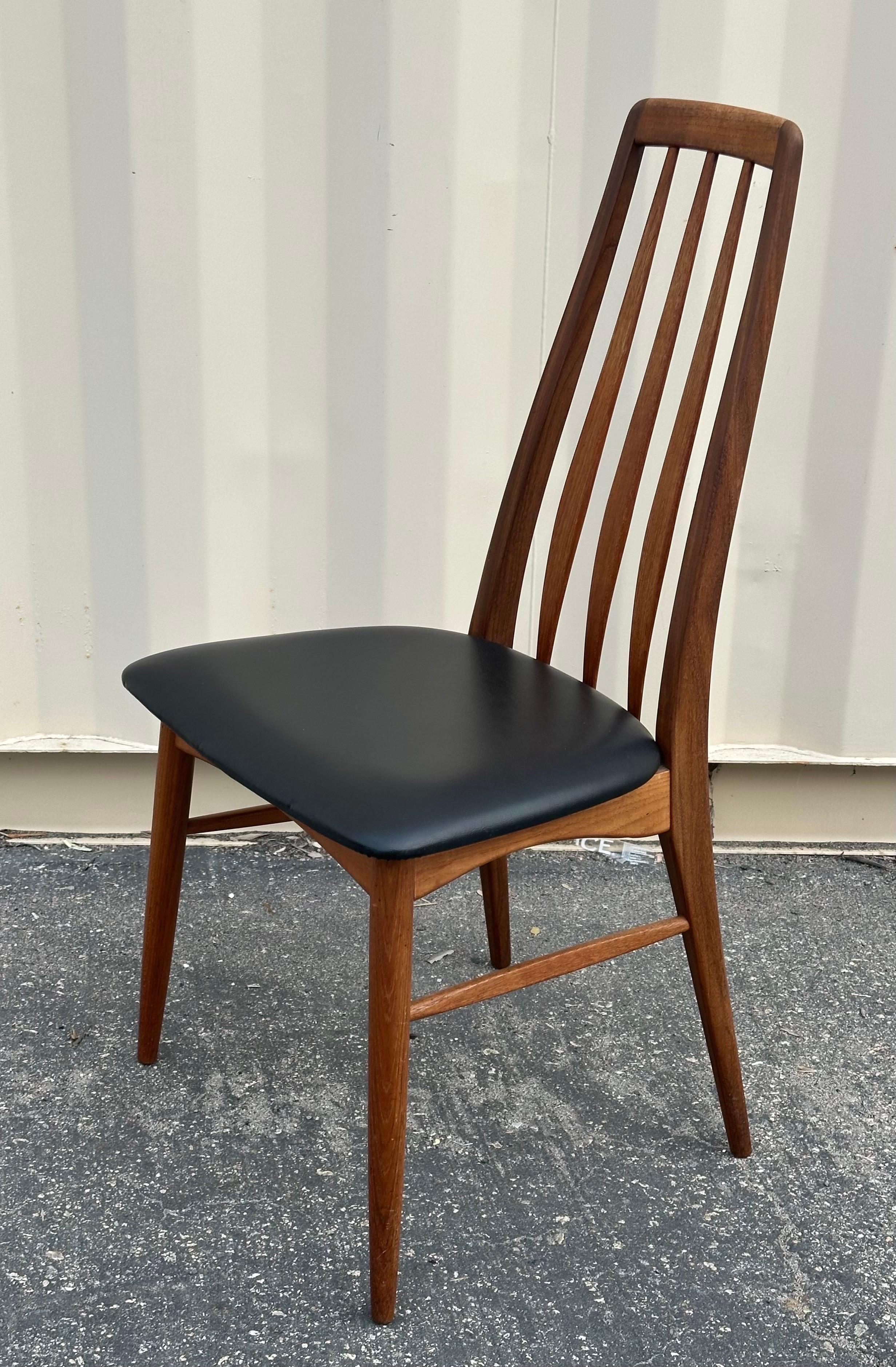 Satz von vier modernen dänischen Esszimmerstühlen „Eva“ aus massivem Teakholz von Niels Koefoed im Angebot 5