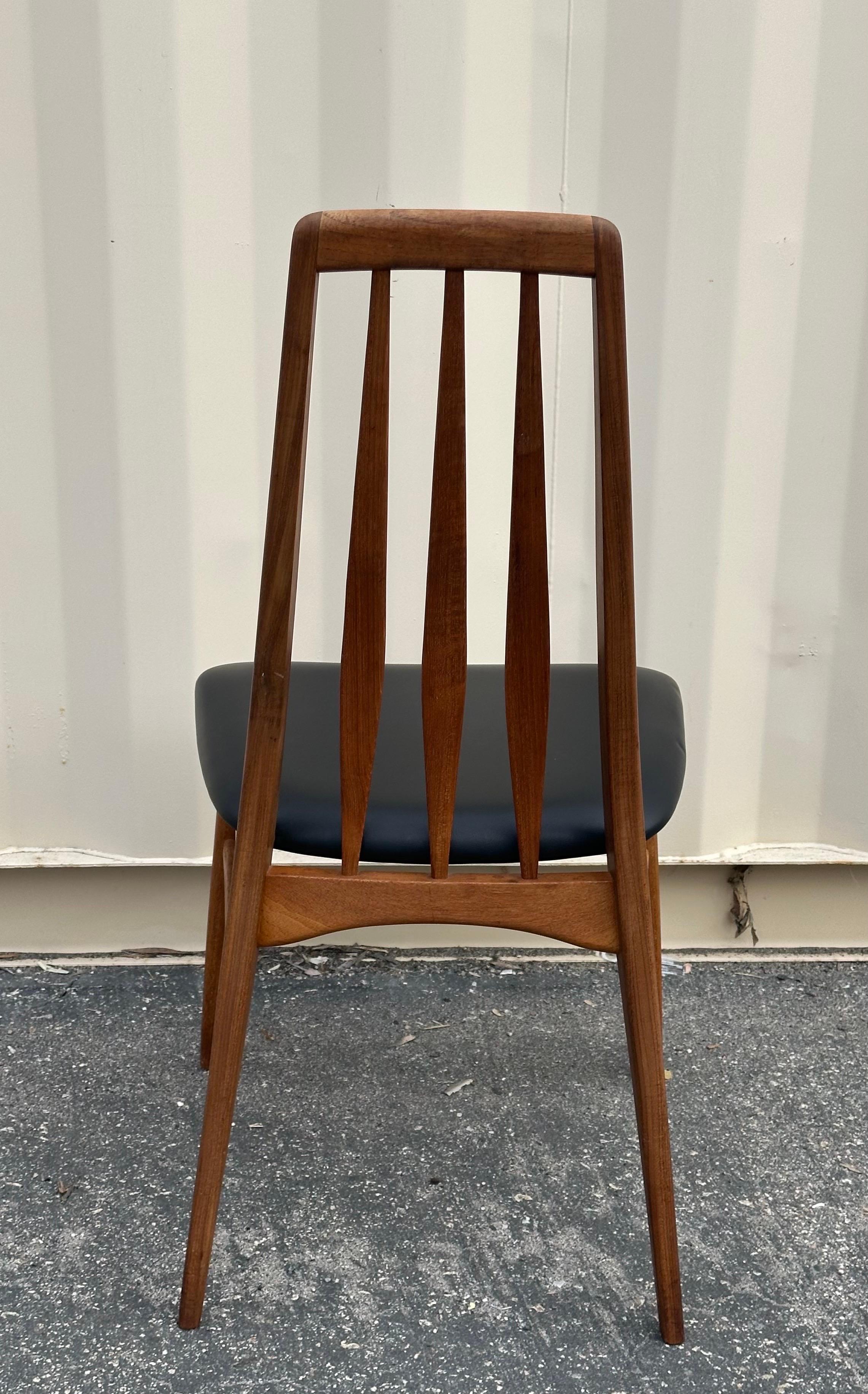 Satz von vier modernen dänischen Esszimmerstühlen „Eva“ aus massivem Teakholz von Niels Koefoed im Angebot 7