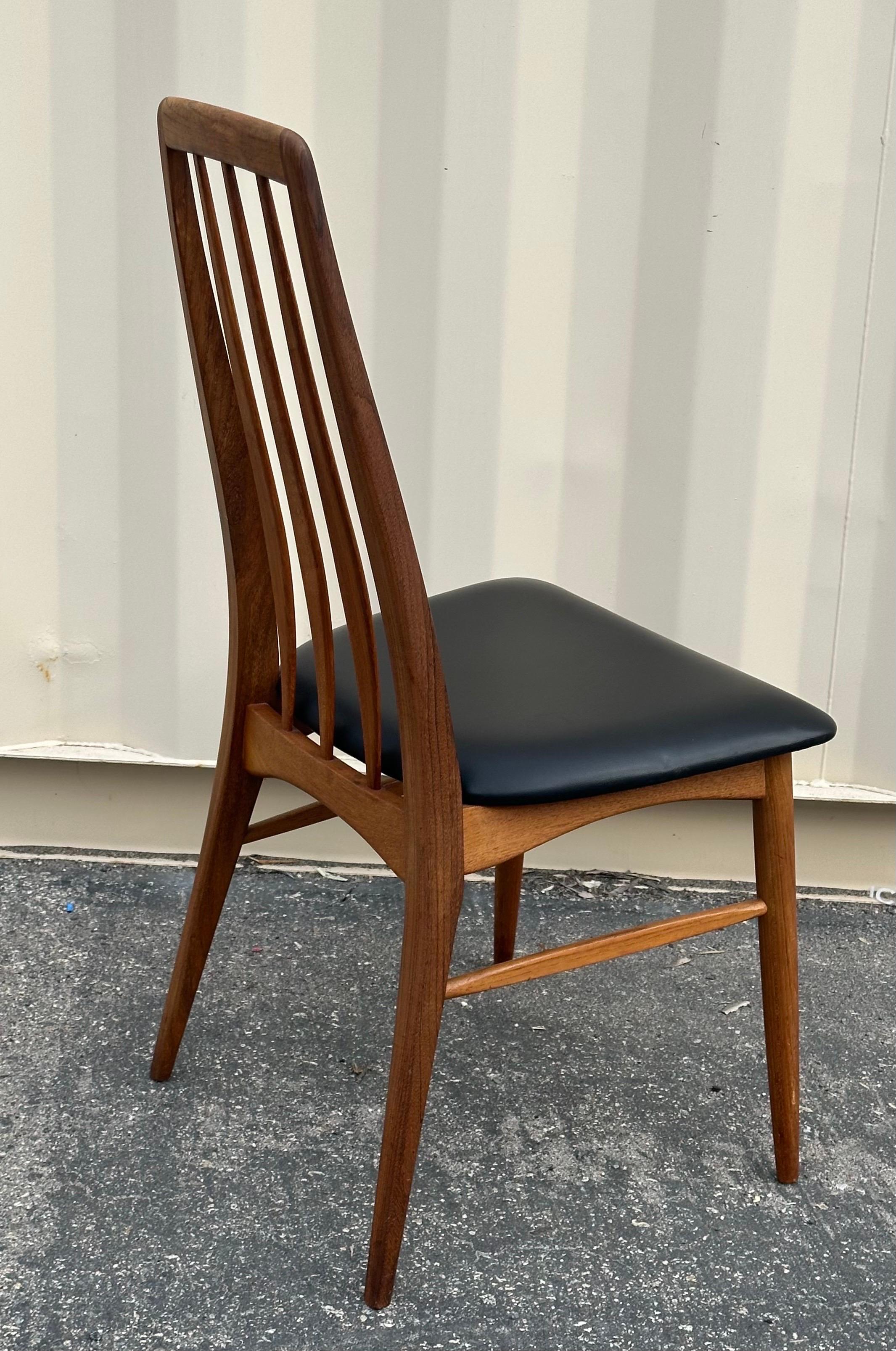 Satz von vier modernen dänischen Esszimmerstühlen „Eva“ aus massivem Teakholz von Niels Koefoed im Angebot 8