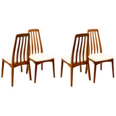 Ensemble de quatre chaises de salle à manger modernes danoises en teck massif à dossier haut