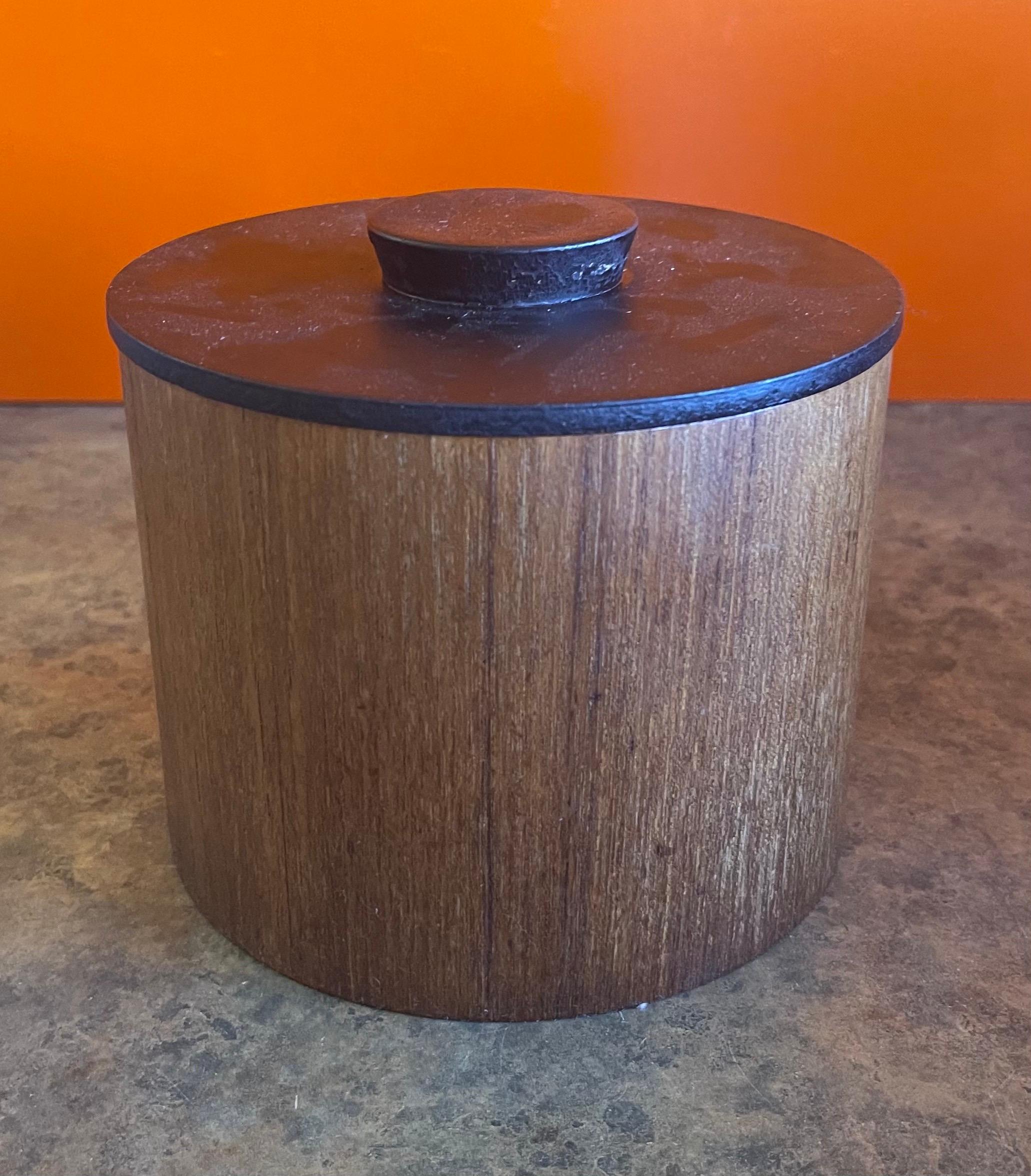 Juego de cuatro botes de almacenaje apilables daneses modernos de teca en venta 3