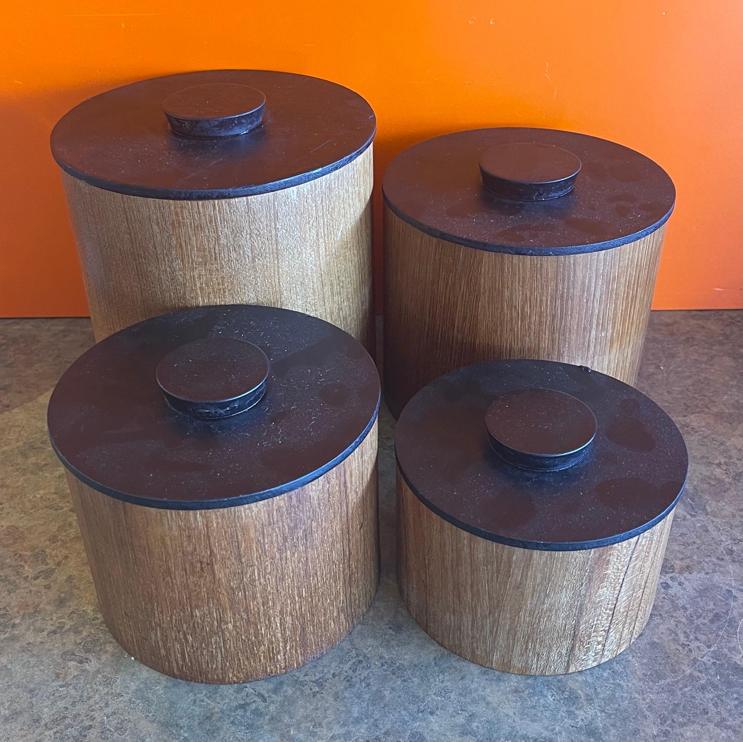 Juego de cuatro botes de almacenaje apilables daneses modernos de teca en Bueno estado para la venta en San Diego, CA