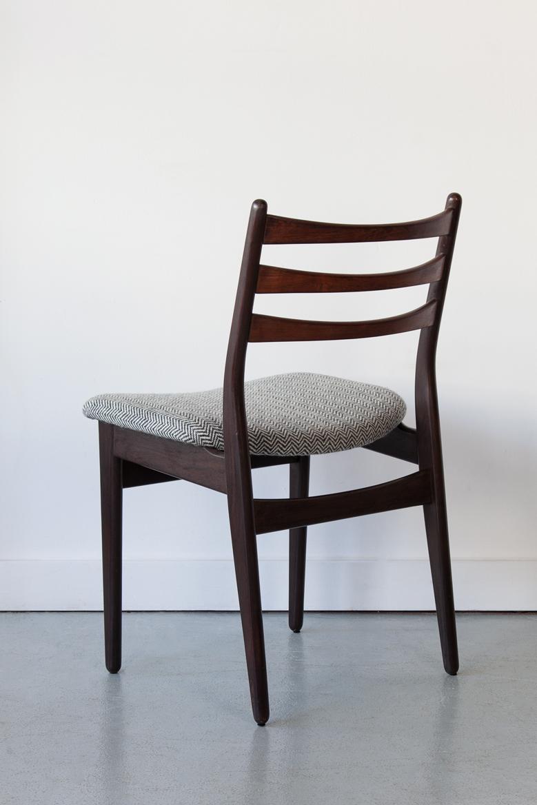 Satz von vier dänischen Esszimmerstühlen aus Rosenholz mit Leiterrückenlehne, Mitte des 20. Jahrhunderts im Zustand „Gut“ in Bristol, GB