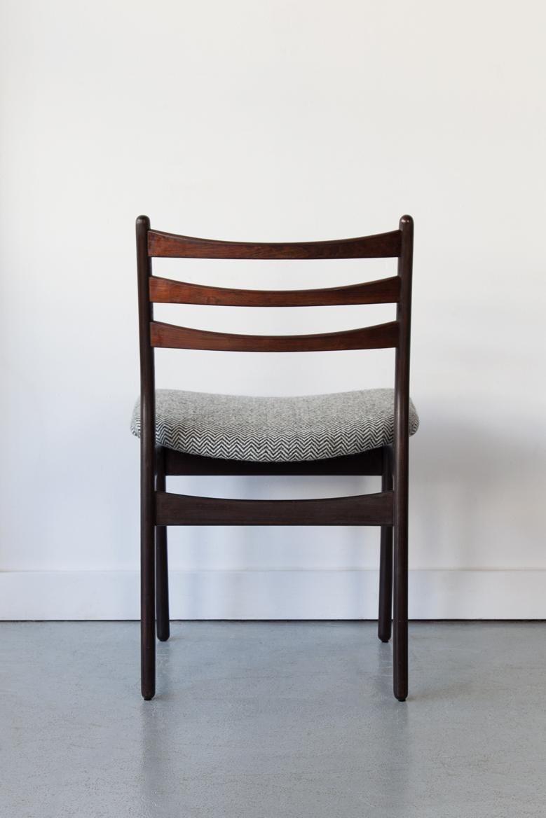 Satz von vier dänischen Esszimmerstühlen aus Rosenholz mit Leiterrückenlehne, Mitte des 20. Jahrhunderts (Wolle)