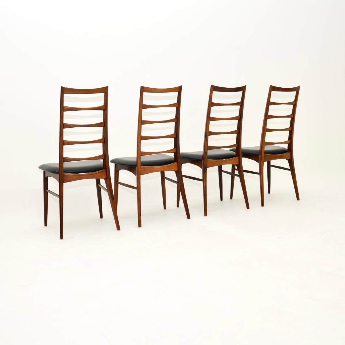 Un ensemble extrêmement élégant et très rare de quatre chaises de salle à manger vintage danoises par Niels Koefoed. Elles ont été fabriquées au Danemark par Calle dans les années 1960. Ce modèle s'appelle la chaise 