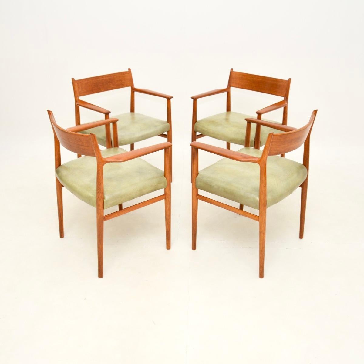Mid-Century moderno Set di quattro sedie da pranzo danesi vintage in teak e pelle di Arne Vodder in vendita