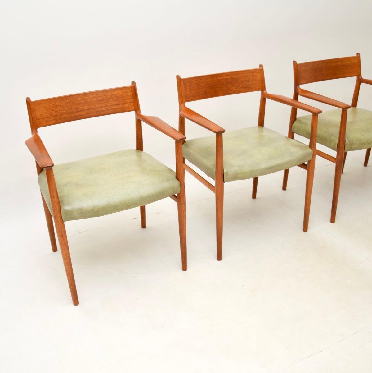 Danese Set di quattro sedie da pranzo danesi vintage in teak e pelle di Arne Vodder in vendita