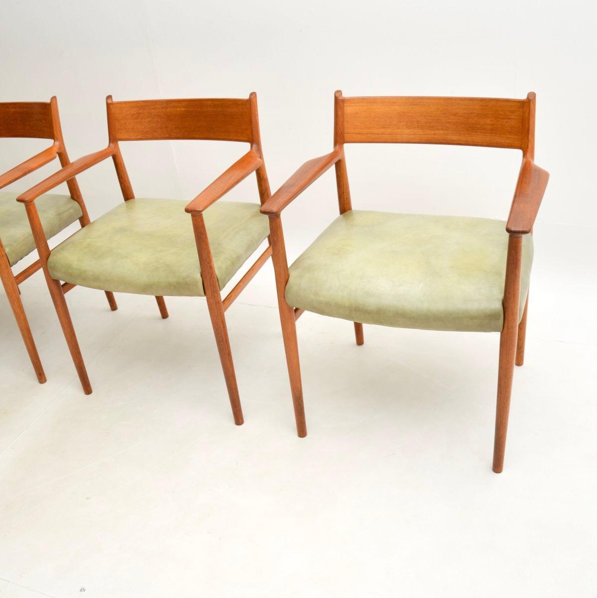 Set di quattro sedie da pranzo danesi vintage in teak e pelle di Arne Vodder In condizioni buone in vendita a London, GB