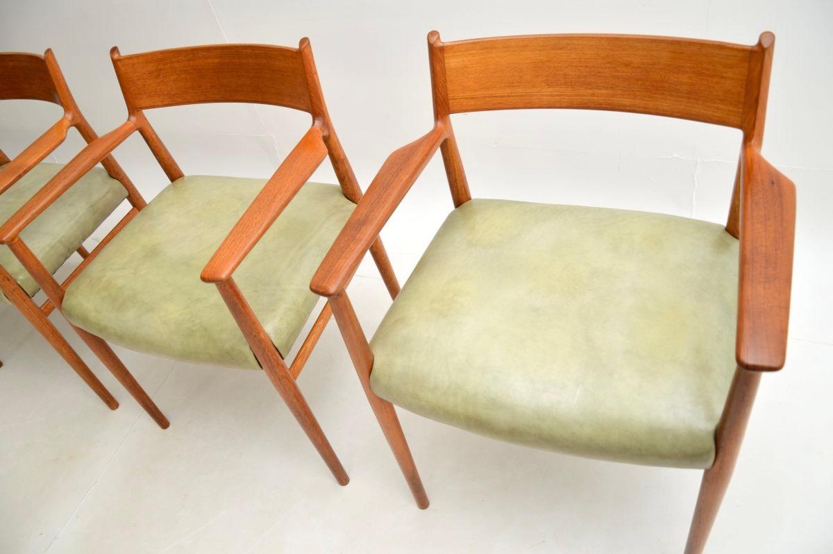 Metà XX secolo Set di quattro sedie da pranzo danesi vintage in teak e pelle di Arne Vodder in vendita