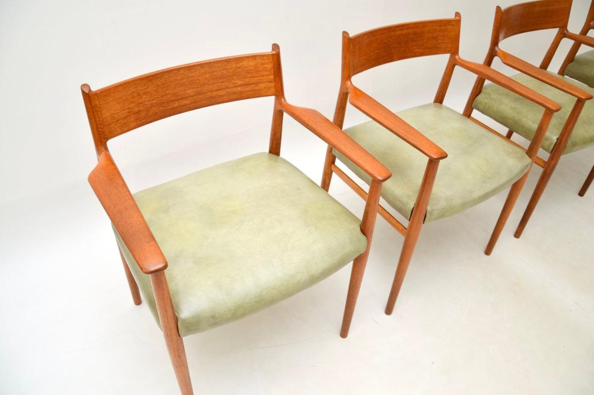 Pelle Set di quattro sedie da pranzo danesi vintage in teak e pelle di Arne Vodder in vendita