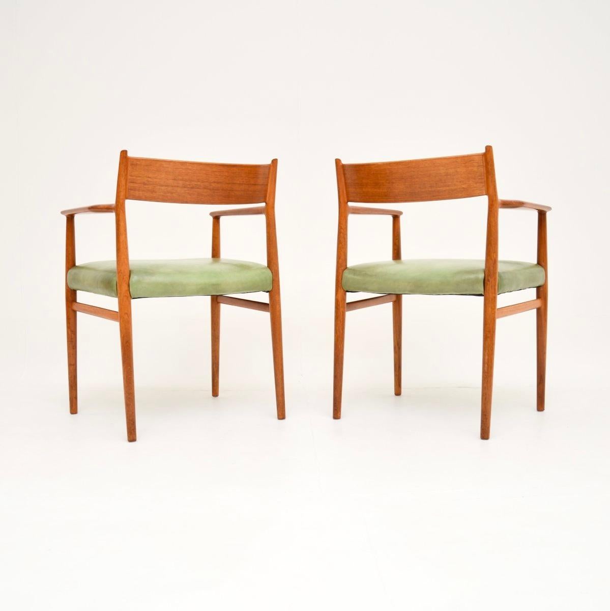 Set di quattro sedie da pranzo danesi vintage in teak e pelle di Arne Vodder in vendita 1