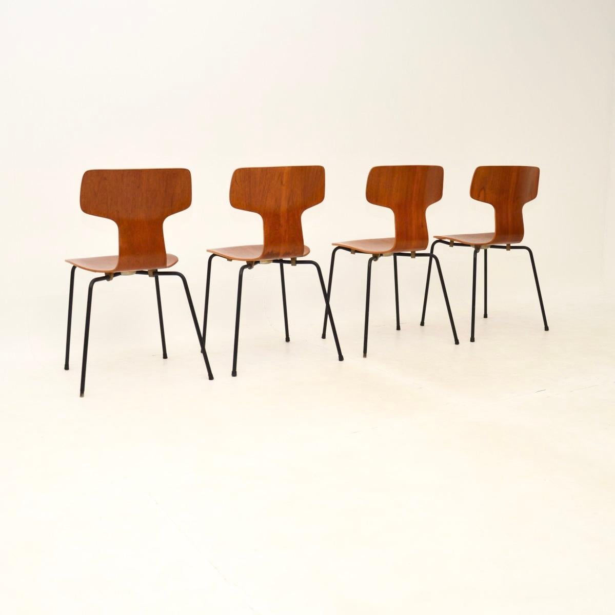 Ein stilvolles und ikonisches Set aus vier dänischen Hammerstühlen aus Teakholz von Arne Jacobsen für Fritz Hansen aus den 1960er Jahren.

Sie sind äußerst stilvoll und bequem, die Qualität ist fantastisch. Sie können platzsparend gestapelt werden,