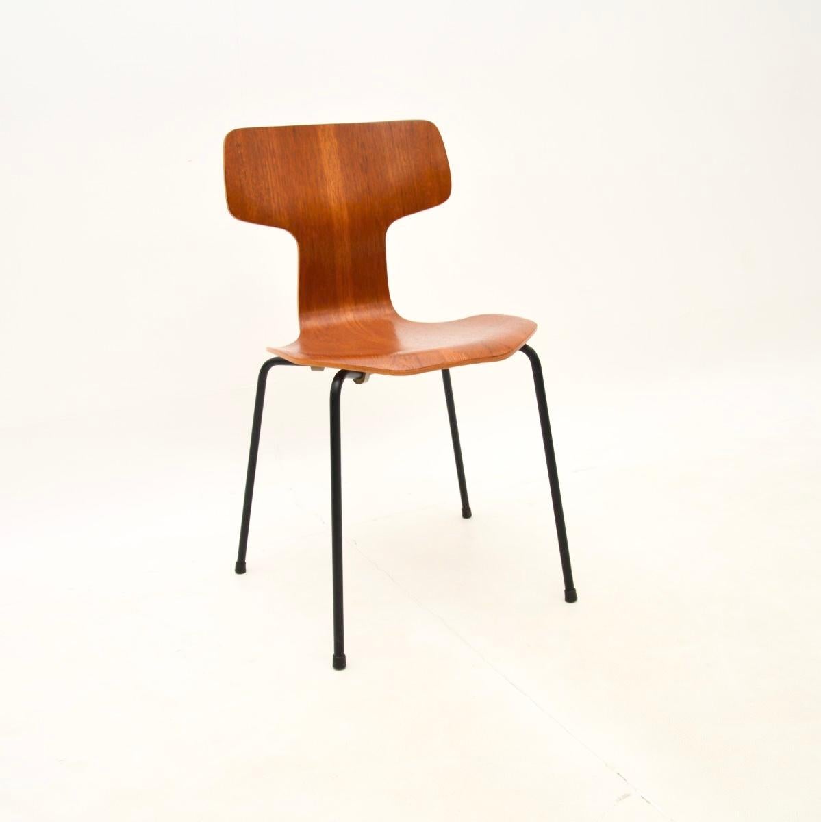 Satz von vier dänischen Hammer Stühlen aus Teakholz von Arne Jacobsen für Fritz Hansen (Dänisch) im Angebot