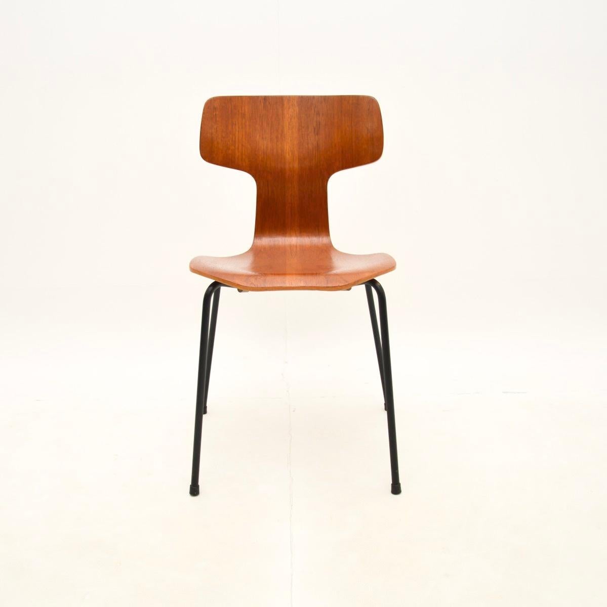 Satz von vier dänischen Hammer Stühlen aus Teakholz von Arne Jacobsen für Fritz Hansen im Zustand „Gut“ im Angebot in London, GB