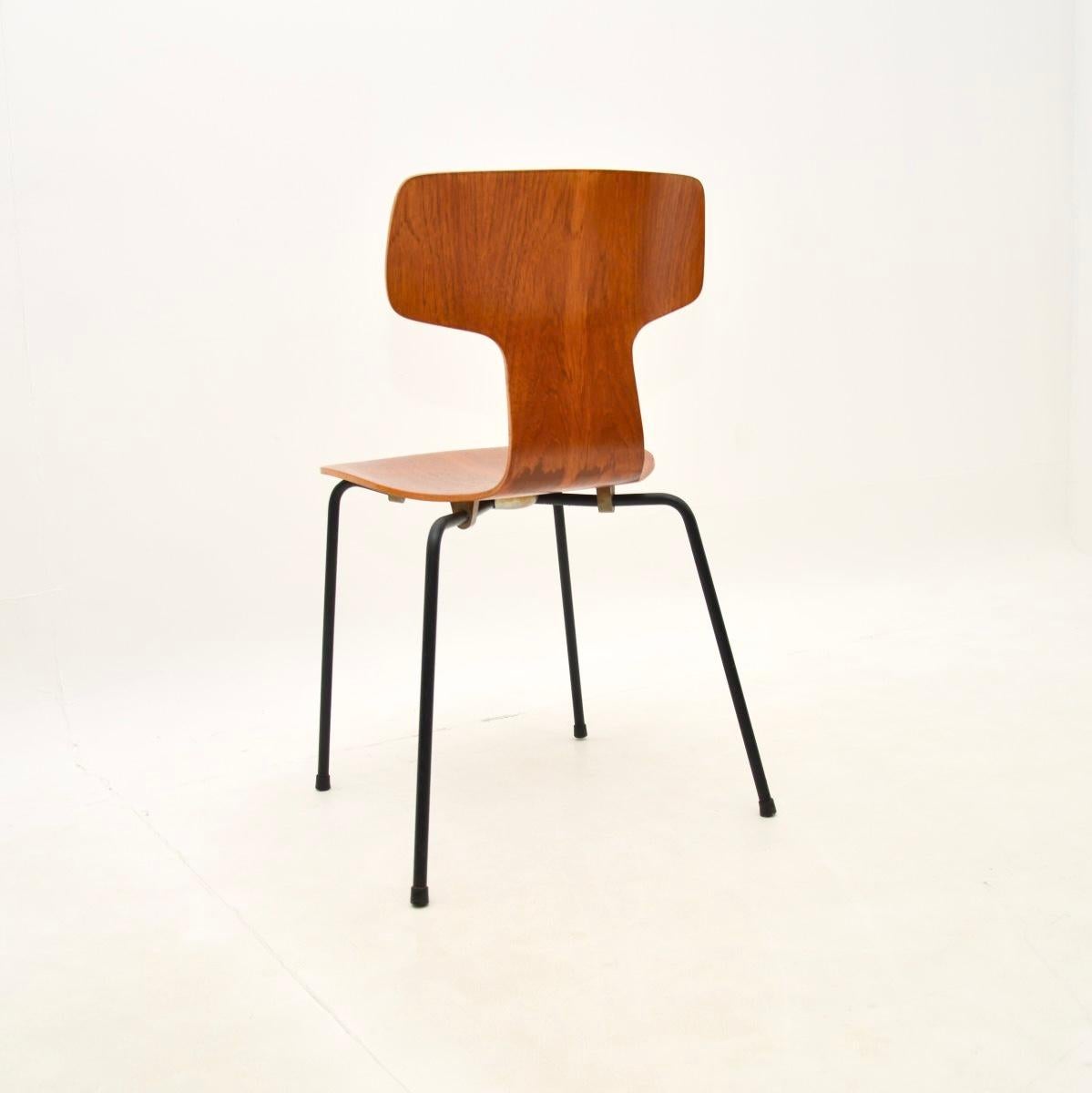 Satz von vier dänischen Hammer Stühlen aus Teakholz von Arne Jacobsen für Fritz Hansen (Metall) im Angebot