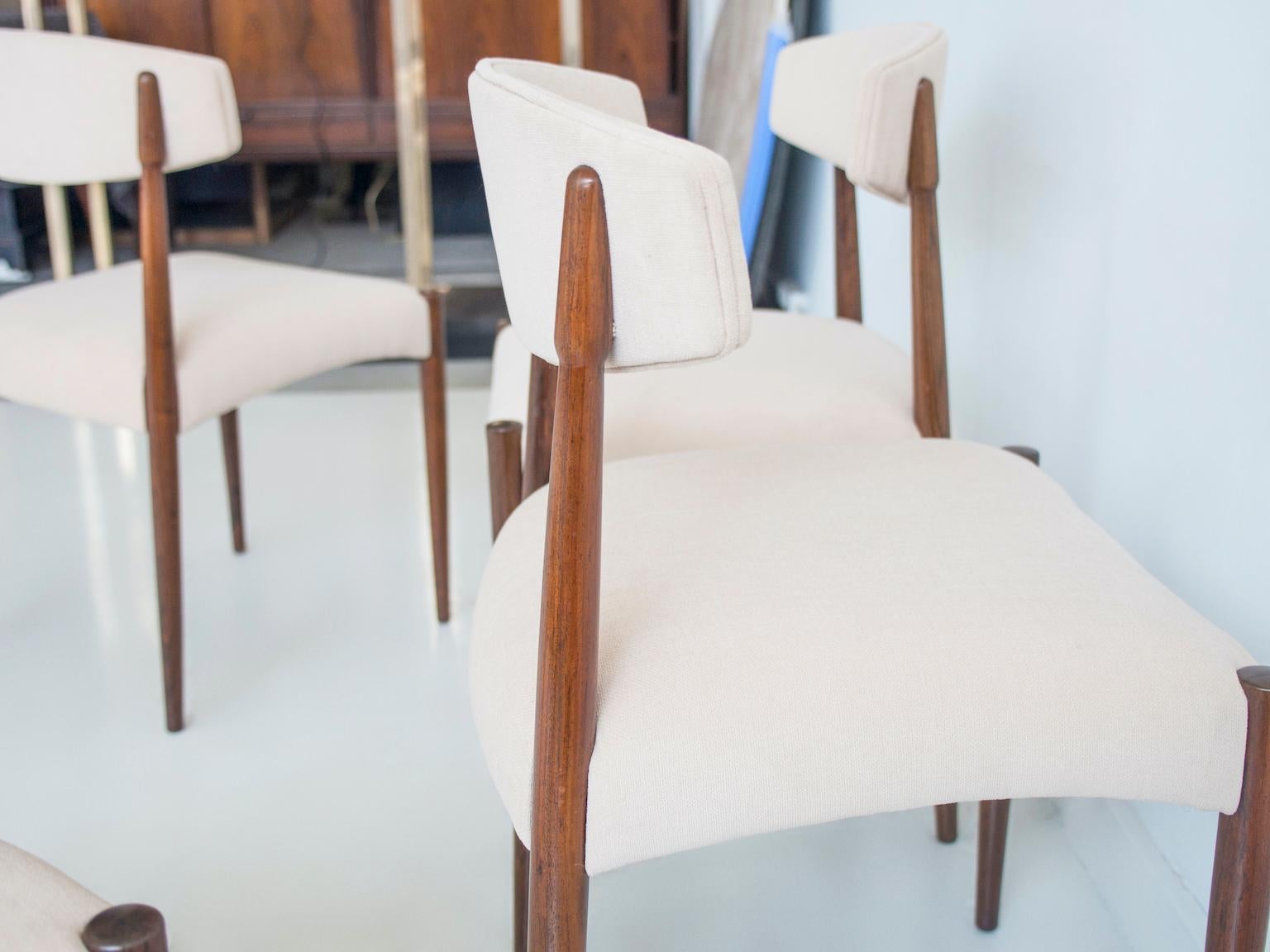 Satz von vier dänischen Holz-Esszimmerstühlen mit Stoffpolsterung im Angebot 5