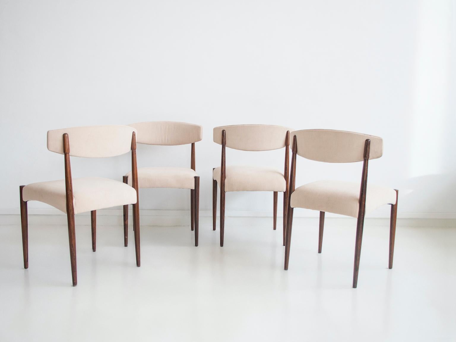 Satz von vier dänischen Holz-Esszimmerstühlen mit Stoffpolsterung (Dänisch) im Angebot