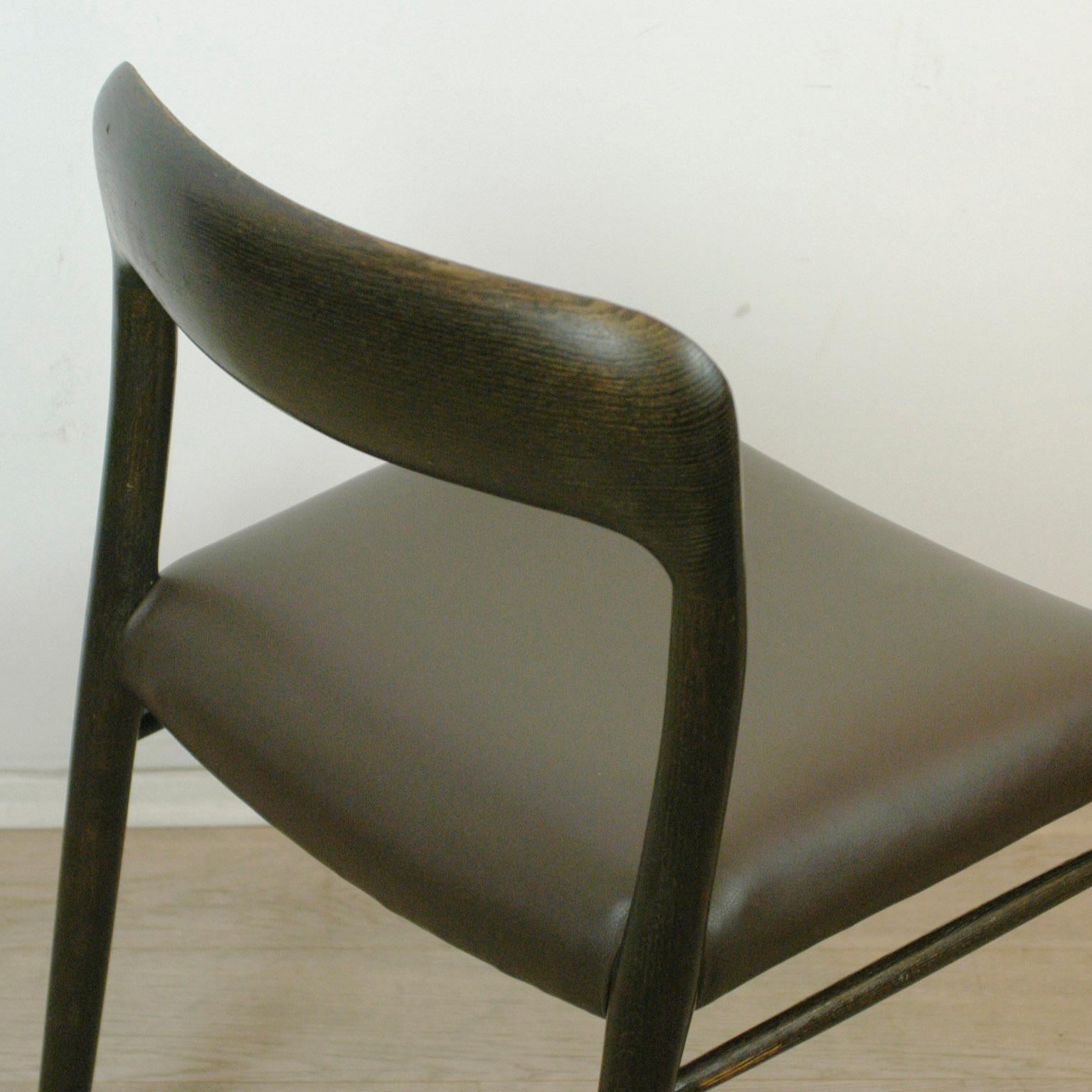 Mid-20th Century Set of Four Dark Brown Scandinavian Mod 75 Oak Dining Chairs by Niels Møller