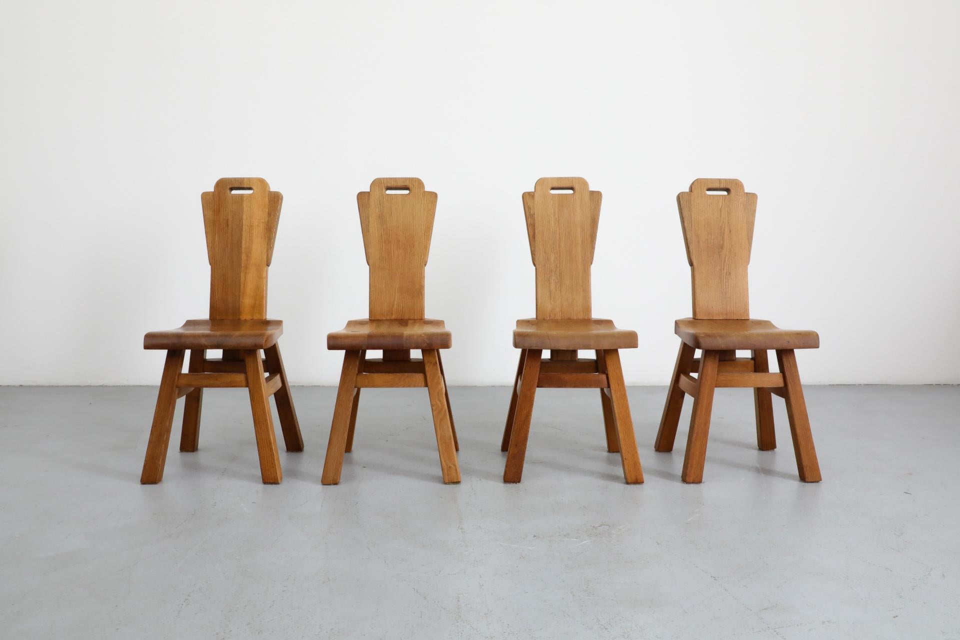 Set di 4 sedie da pranzo con schienale alto in stile Brutalista De Puydt in rovere naturale chiaro, di ottima fattura, risalenti al periodo del Mid-Century belga.  Questo grazioso set è caratterizzato da robuste gambe quadrate, chiusura a pioli e