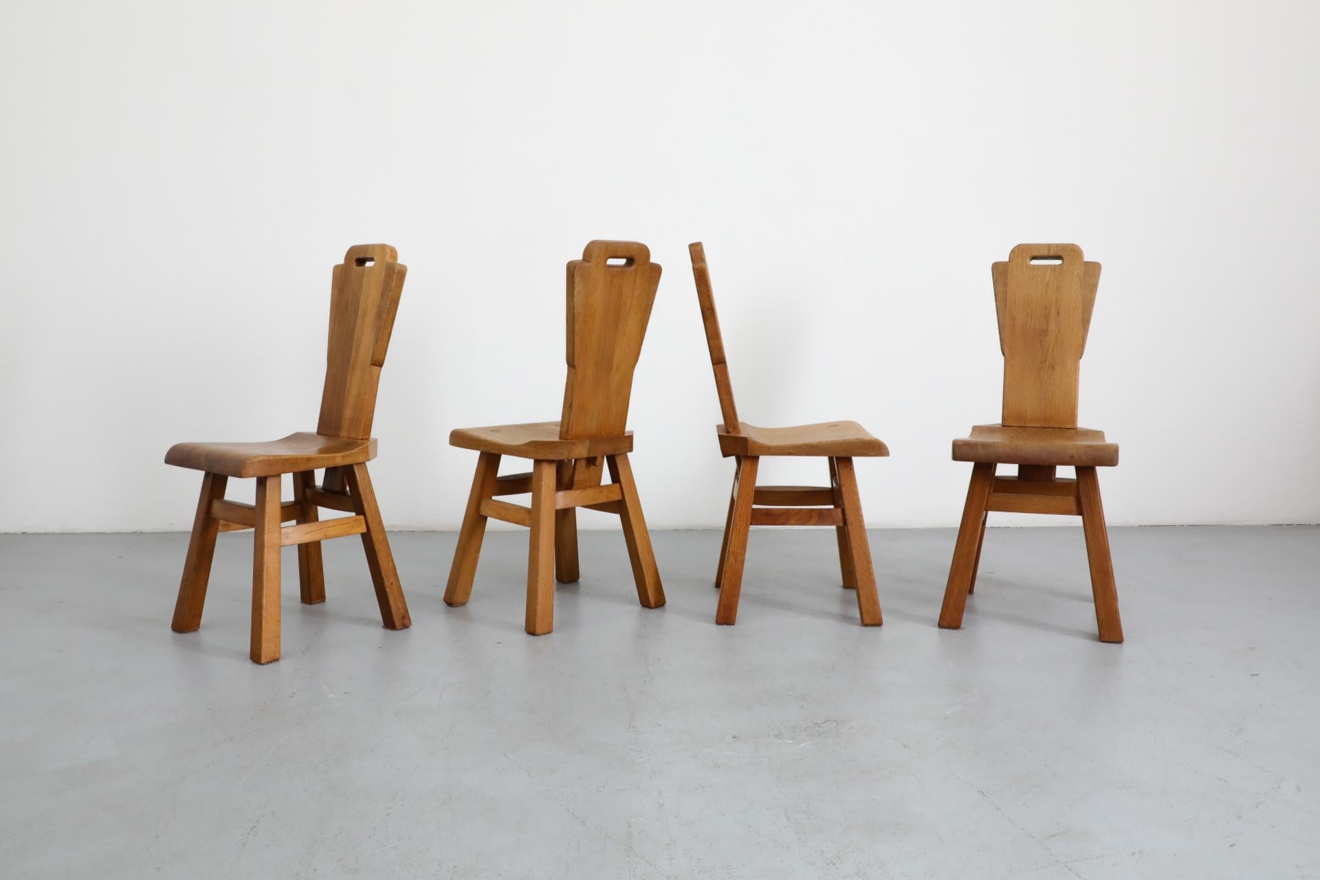 Brutalismo Set di quattro sedie da pranzo in stile brutalista De Puydt con schienale alto in Oak in vendita