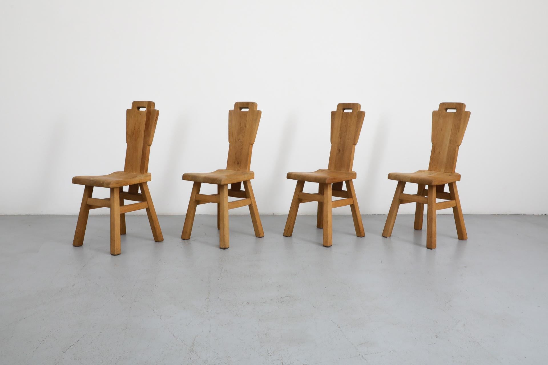 Brutalismo Set di quattro sedie da pranzo in stile brutalista De Puydt con schienale alto in Oak in vendita