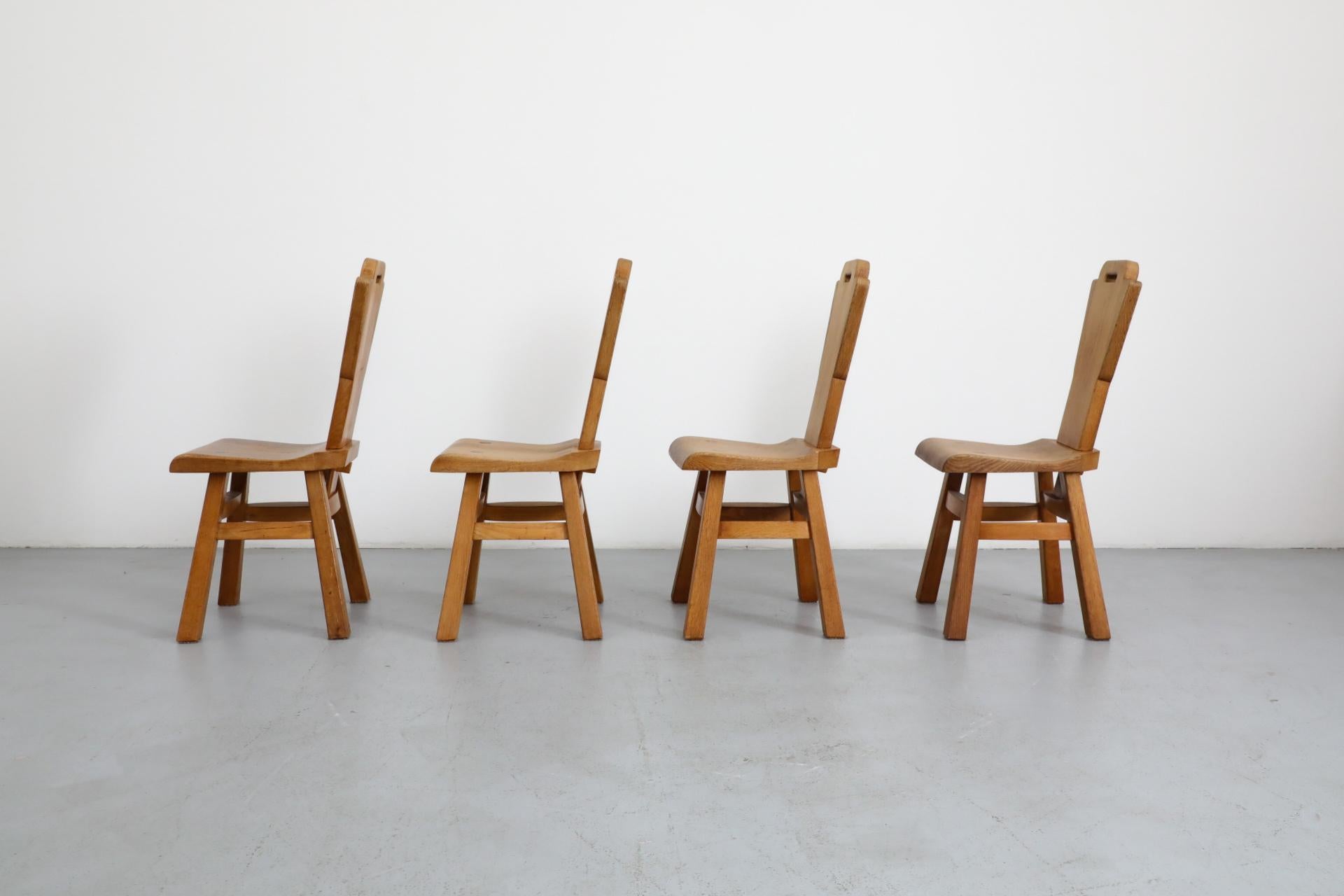 Set di quattro sedie da pranzo in stile brutalista De Puydt con schienale alto in Oak In condizioni buone in vendita a Los Angeles, CA