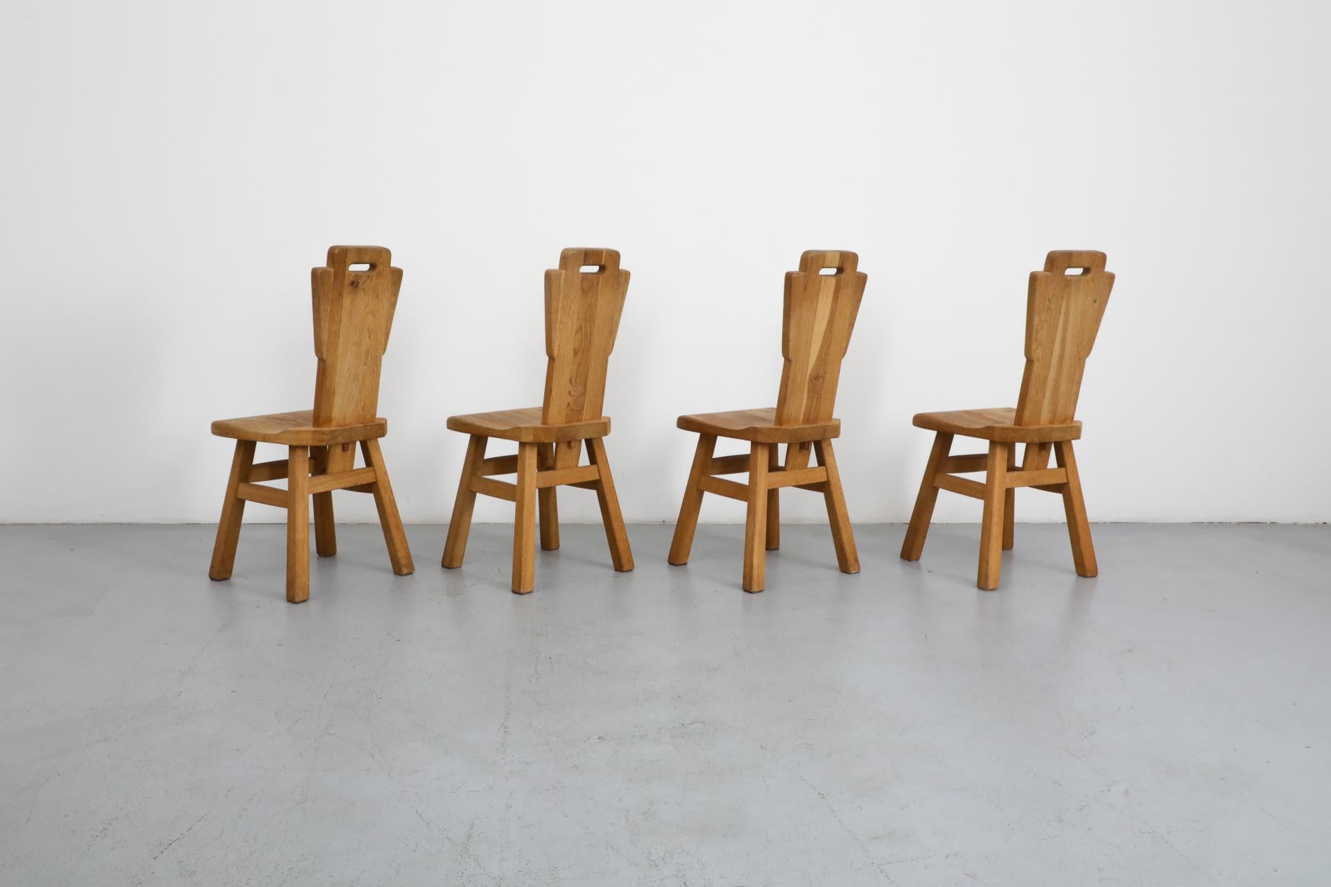 Set di quattro sedie da pranzo in stile brutalista De Puydt con schienale alto in Oak In condizioni buone in vendita a Los Angeles, CA