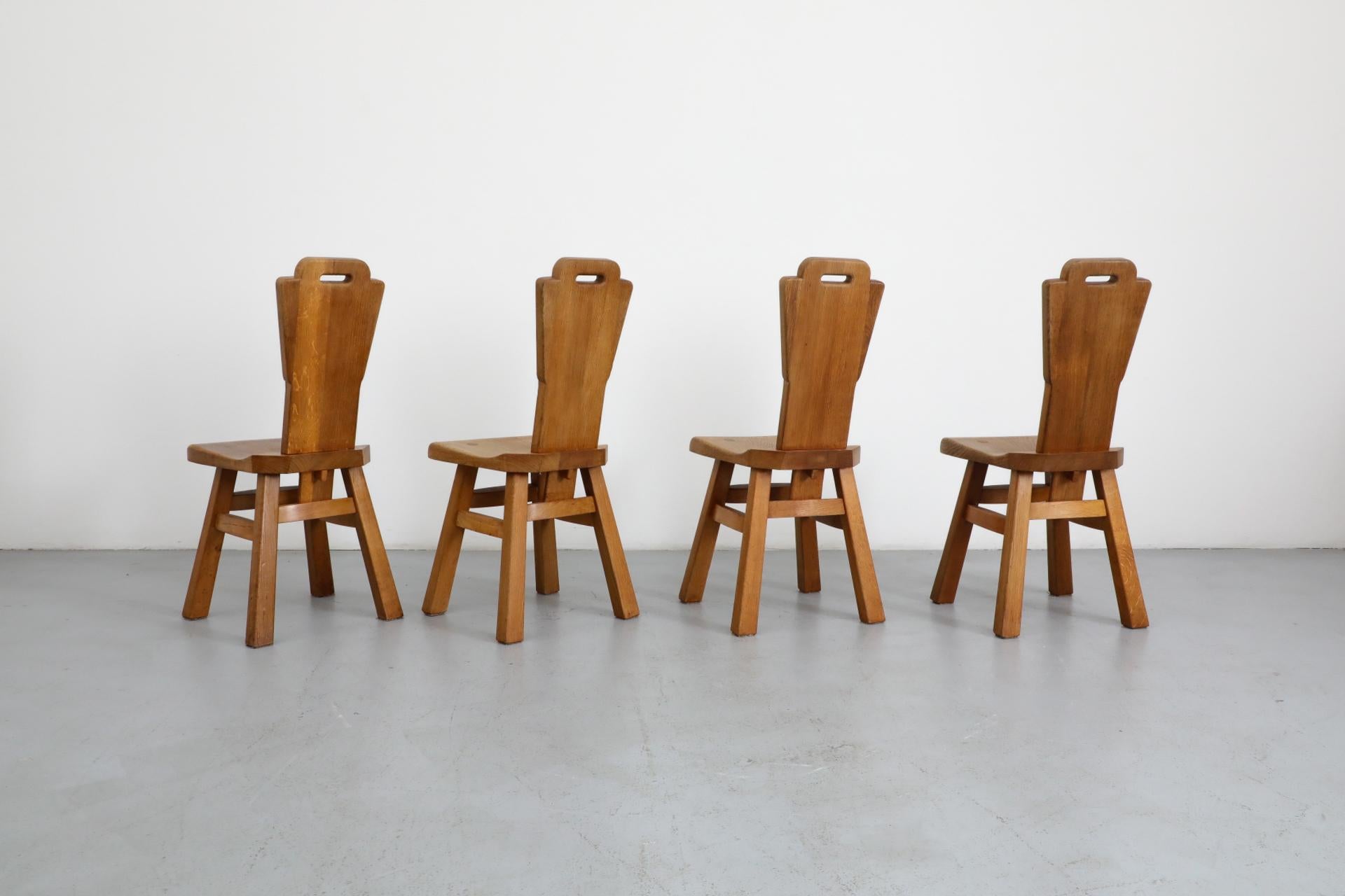 XX secolo Set di quattro sedie da pranzo in stile brutalista De Puydt con schienale alto in Oak in vendita
