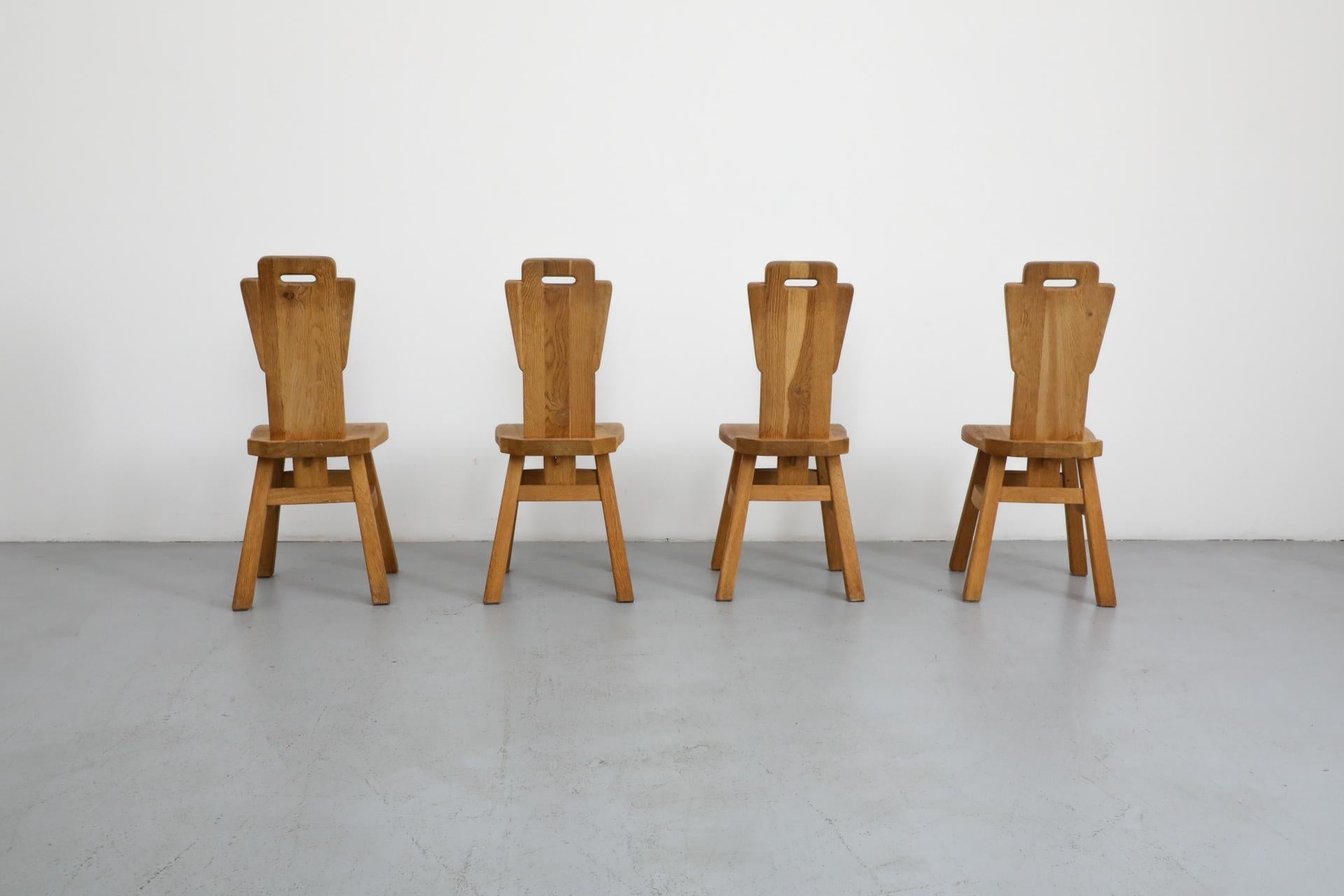 XX secolo Set di quattro sedie da pranzo in stile brutalista De Puydt con schienale alto in Oak in vendita