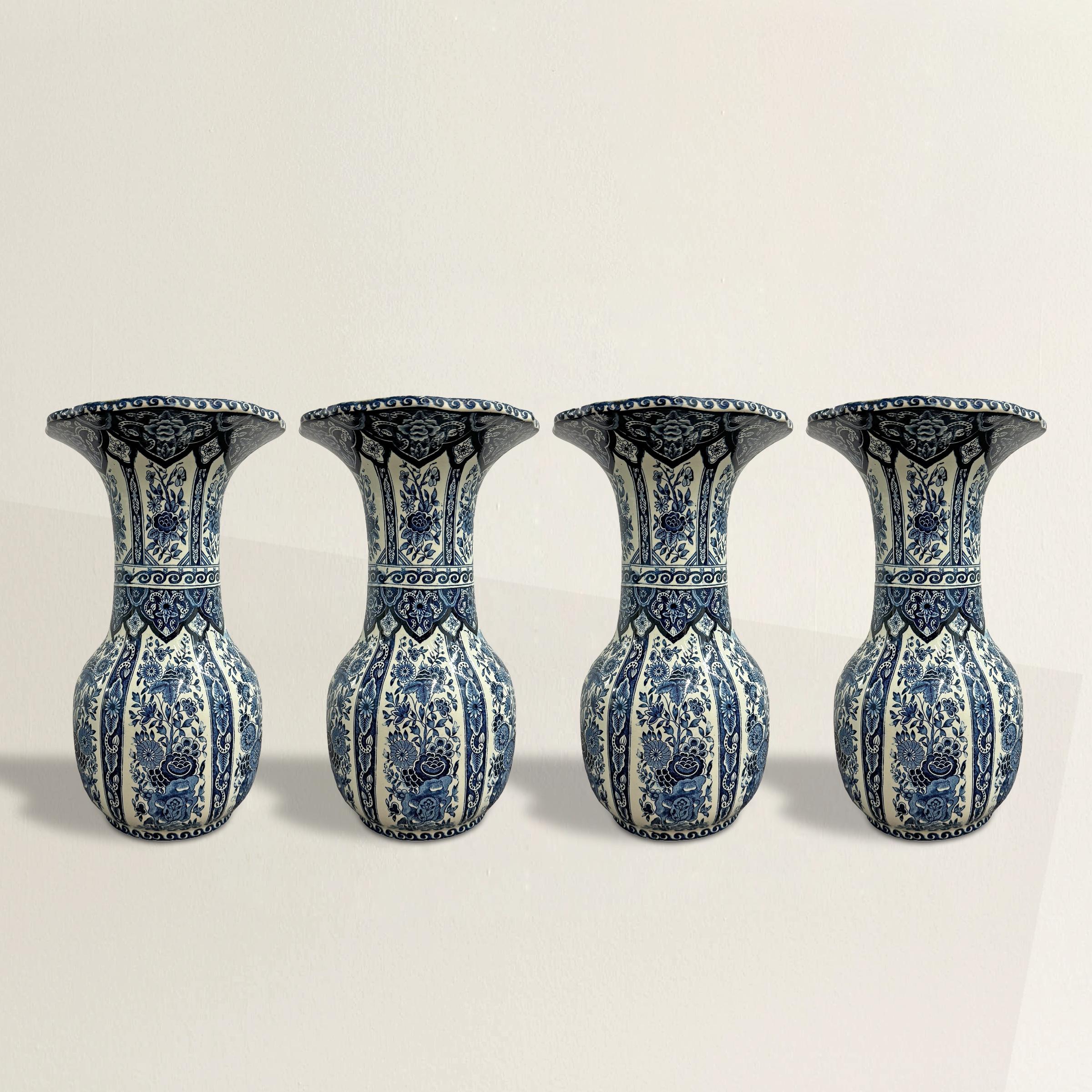 Questo squisito set di quattro vasi Delft olandesi della metà del XX secolo mette in mostra la bellezza senza tempo della ceramica blu e bianca. Ogni vaso presenta una silhouette aggraziata con labbra larghe, colli lunghi e ventri corti e