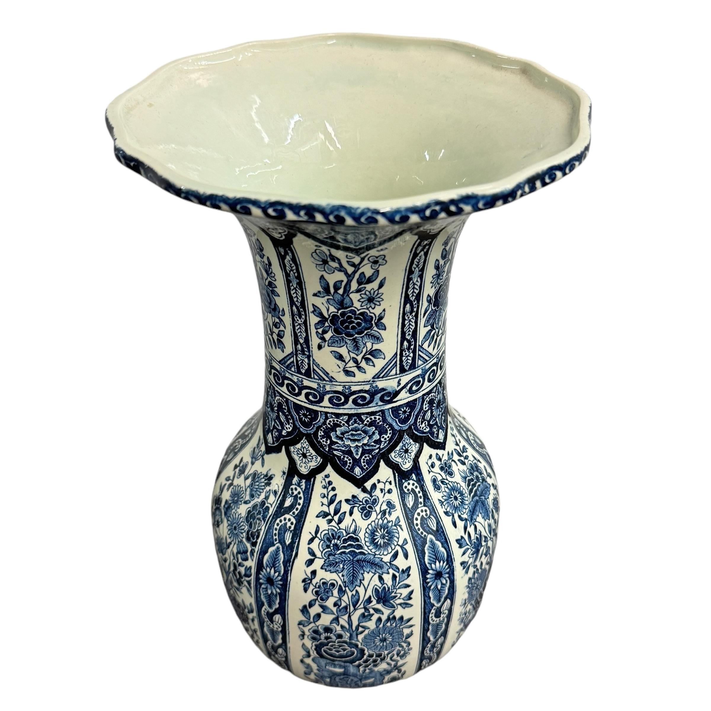 Metà XX secolo Set di quattro vasi blu e bianchi di Delft in vendita