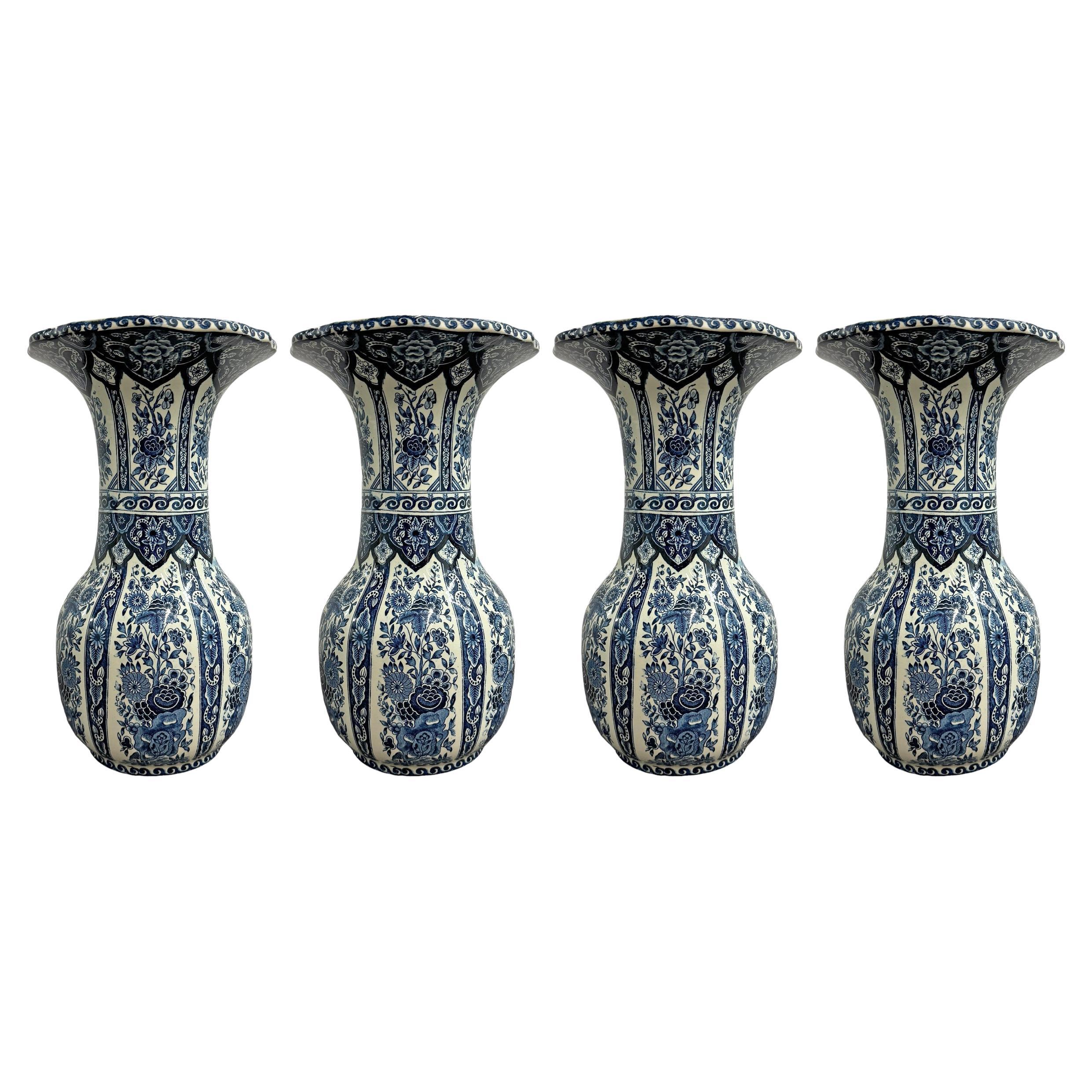 Set di quattro vasi blu e bianchi di Delft in vendita