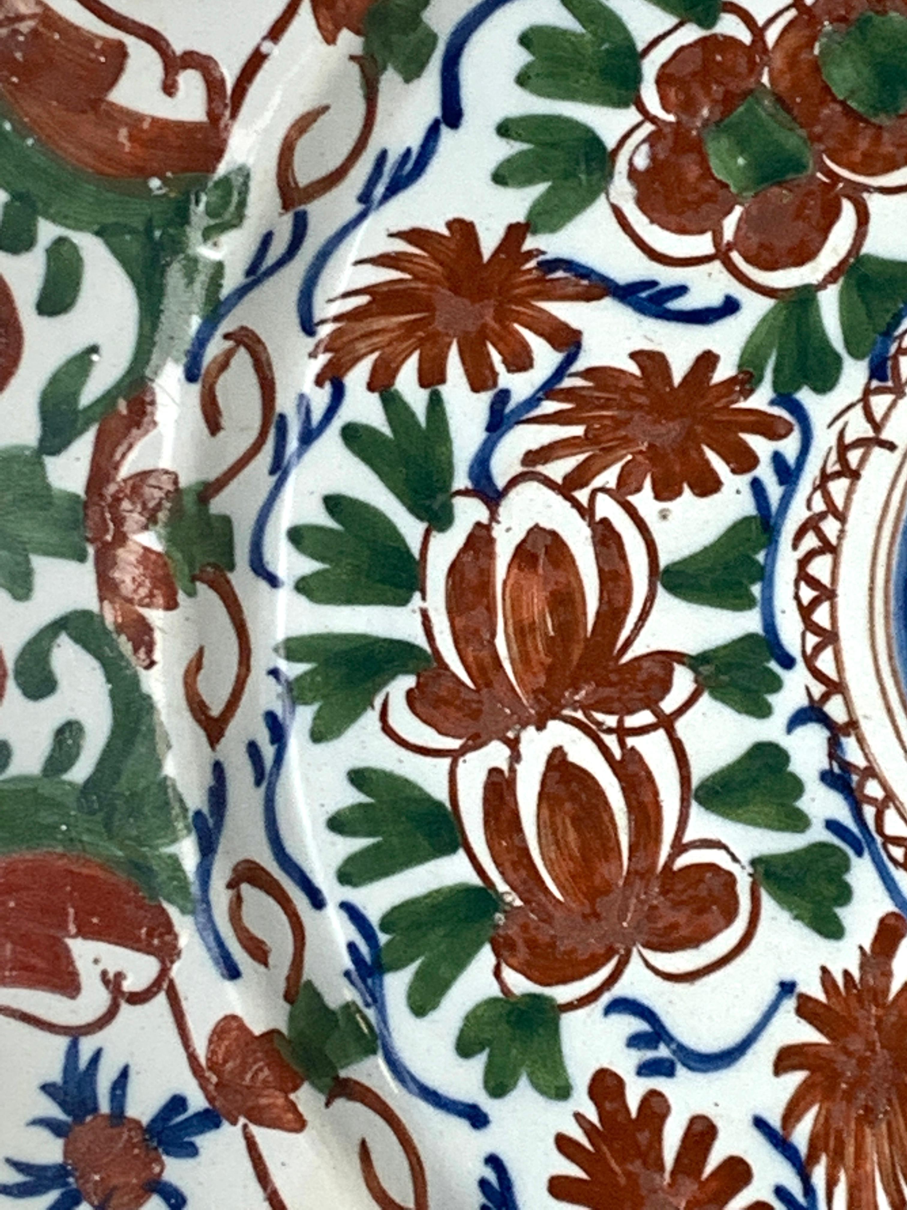 Set of Four Delft Chargers Hand Painted 18th Century Red Green Blue In Excellent Condition In Katonah, NY