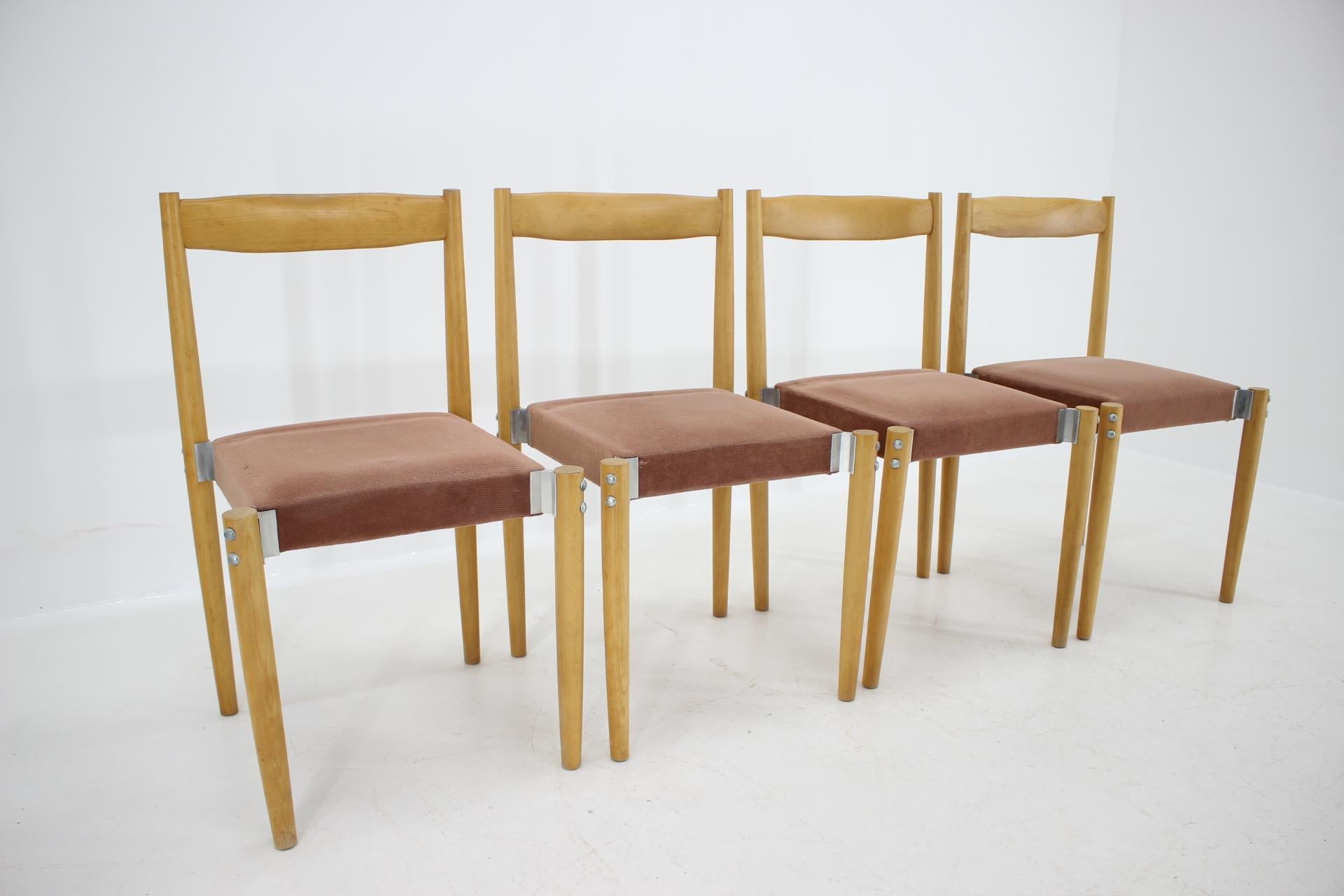 Mid-Century Modern Ensemble de quatre chaises à manger design par Miroslav Navratil:: 1970 en vente