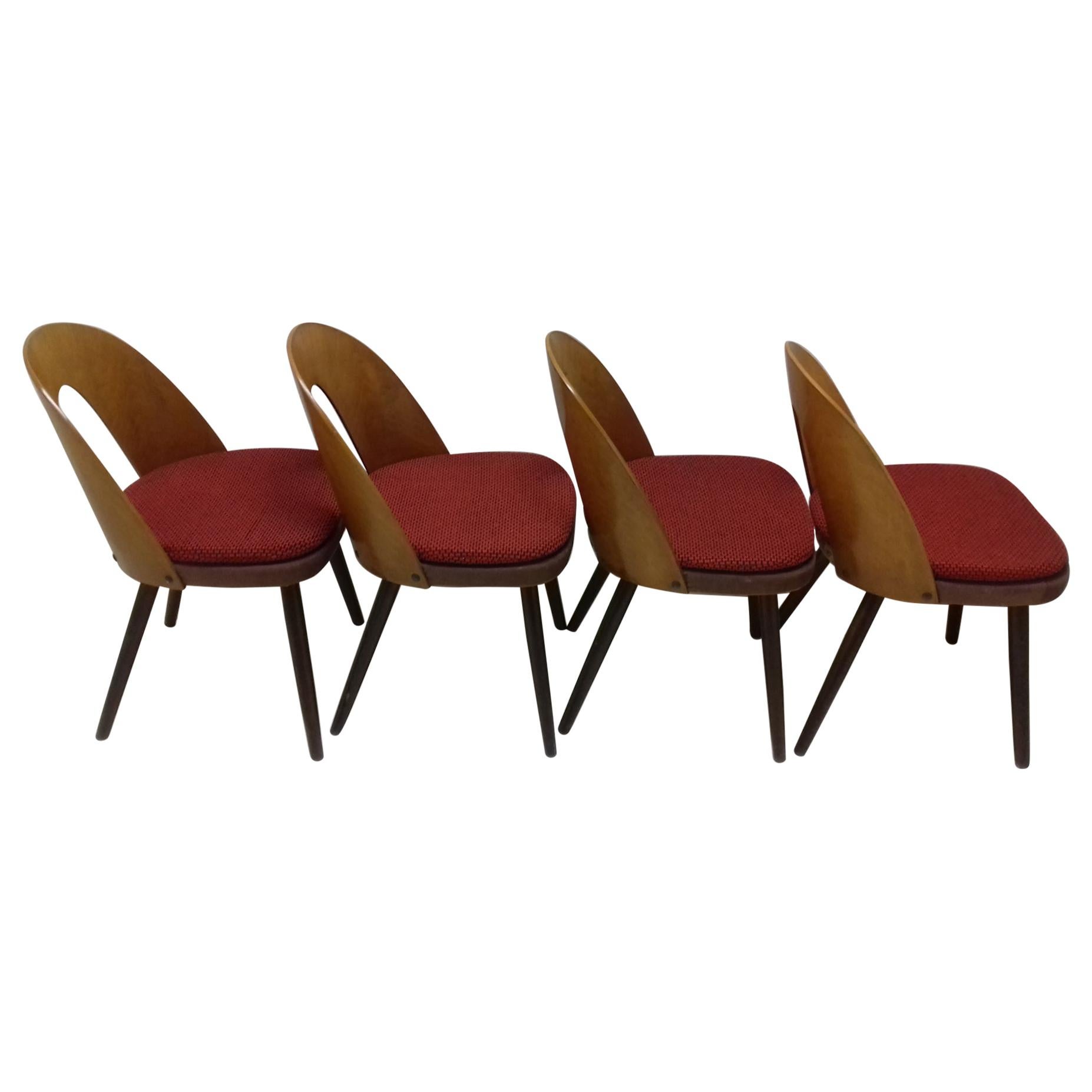 Ensemble de quatre chaises à manger design conçues par Antonín Šuman:: années 1960