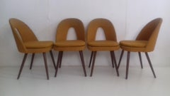 Juego de cuatro sillas de comedor de diseño diseñadas por Antonín Šuman, años 60