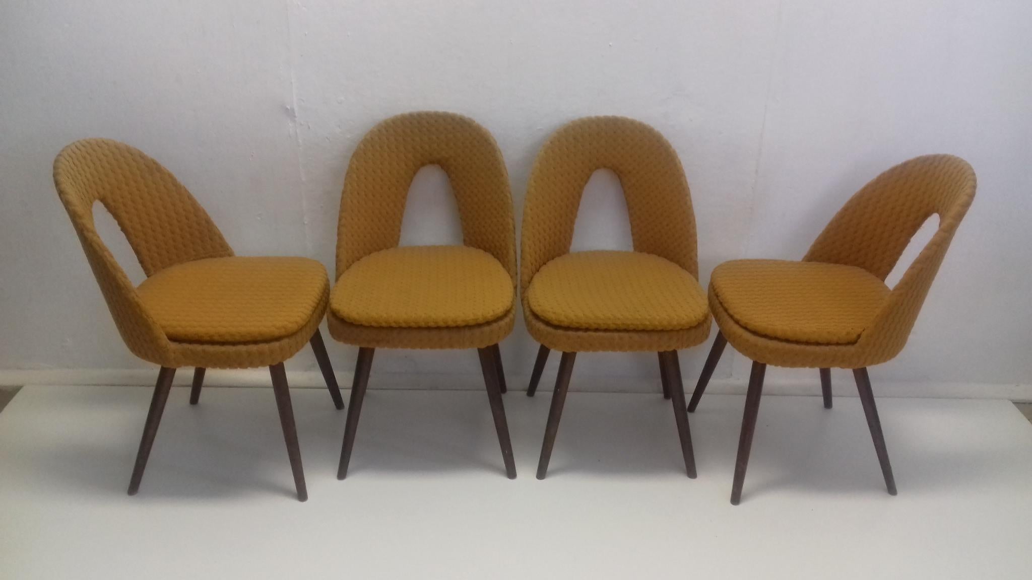 Mid-Century Modern Ensemble de quatre chaises à manger design conçues par Antonín Šuman:: années 1960 en vente