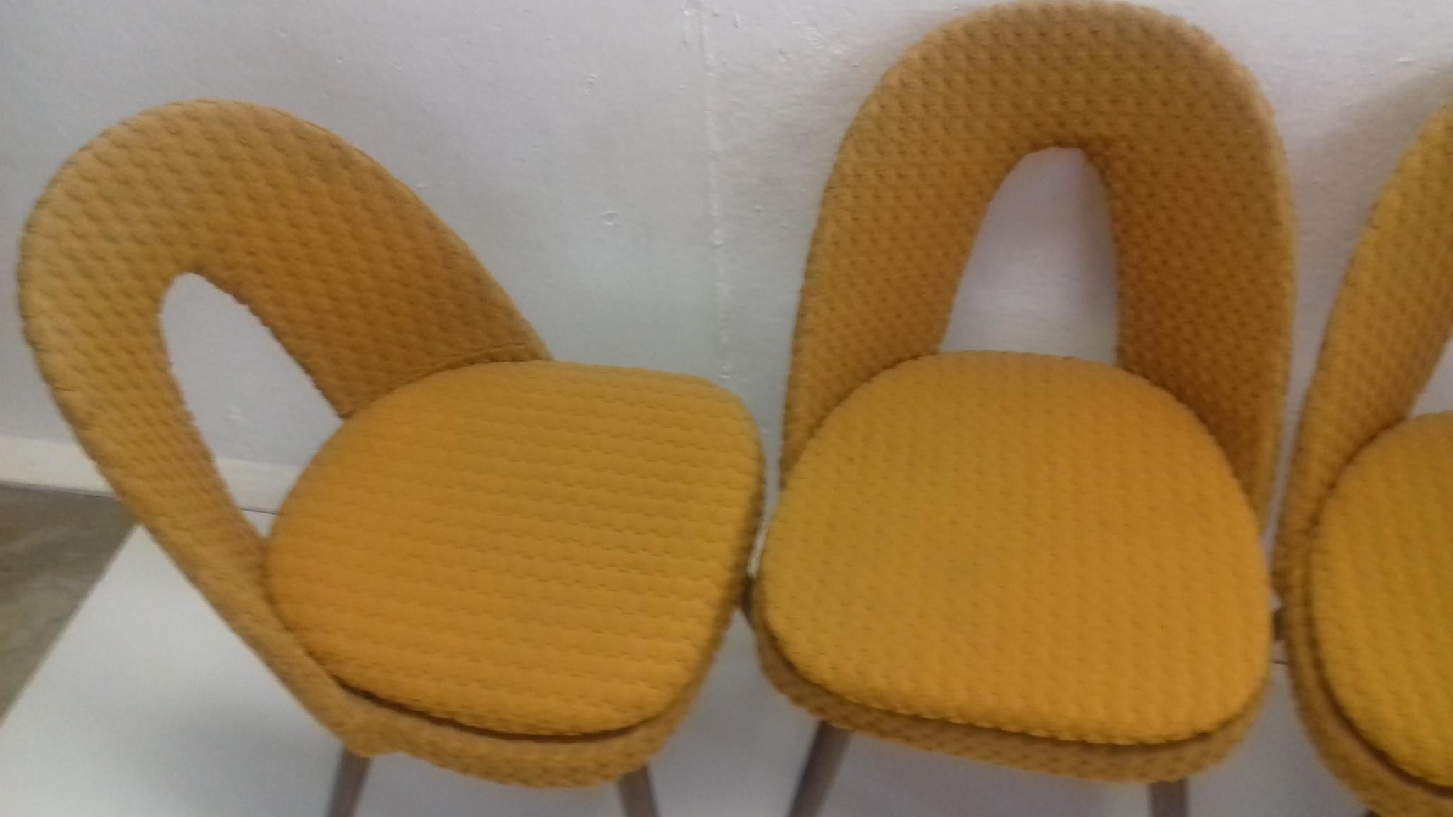 Milieu du XXe siècle Ensemble de quatre chaises à manger design conçues par Antonín Šuman:: années 1960 en vente