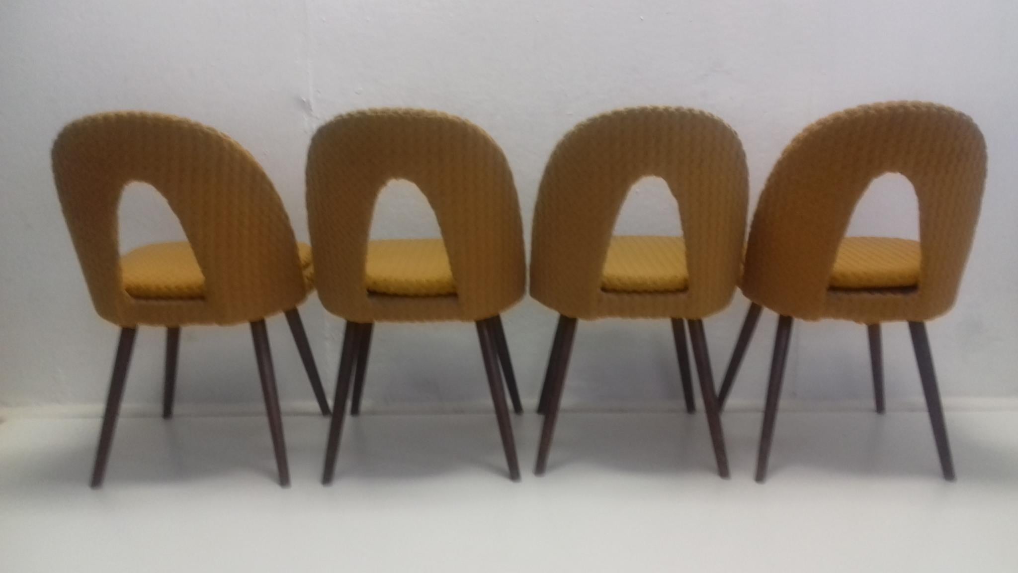 Tissu Ensemble de quatre chaises à manger design conçues par Antonín Šuman:: années 1960 en vente