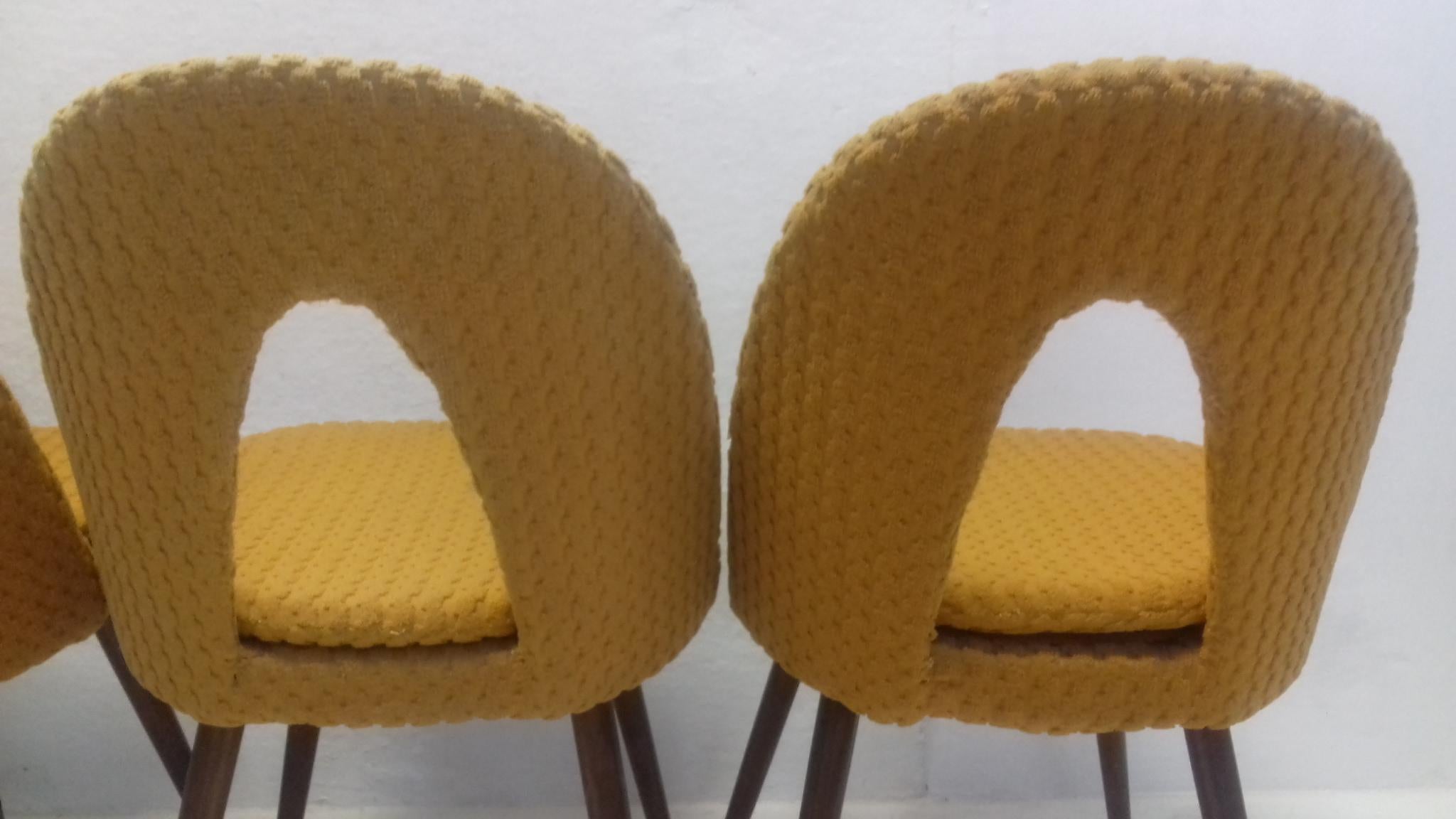 Ensemble de quatre chaises à manger design conçues par Antonín Šuman:: années 1960 en vente 1